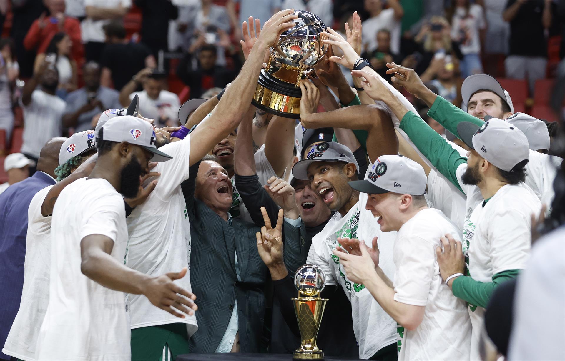 Los jugadores de los Boston Celtics celebran su título de la conferencia del Este, este 29 de mayo de 2022. EFE/EPA/Rhona Wise/ SHUTTERSTOCK OUT

