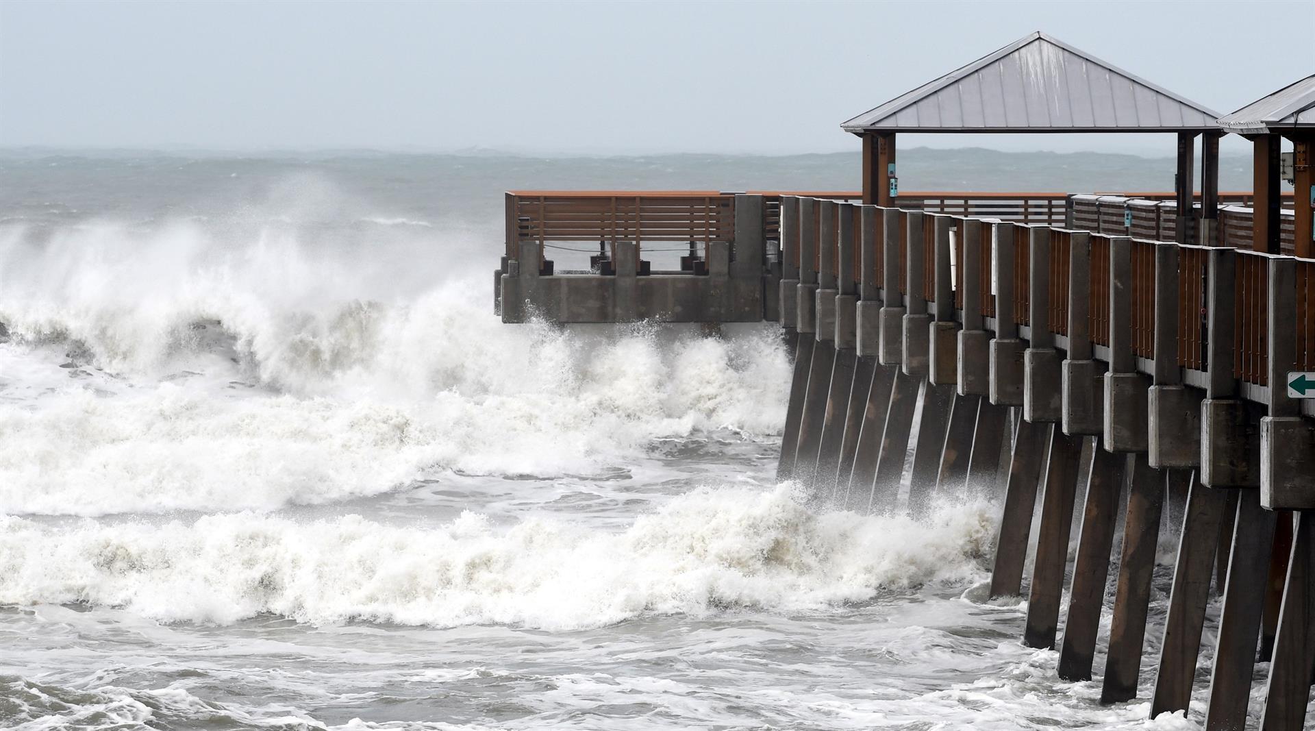 El muelle del paseo marítimo de Juno Beach, Florida (Estados Unidos), es golpeado por las fuertes olas del huracán Dorian. Imagen de archivo. EFE/ Jim Rassol
