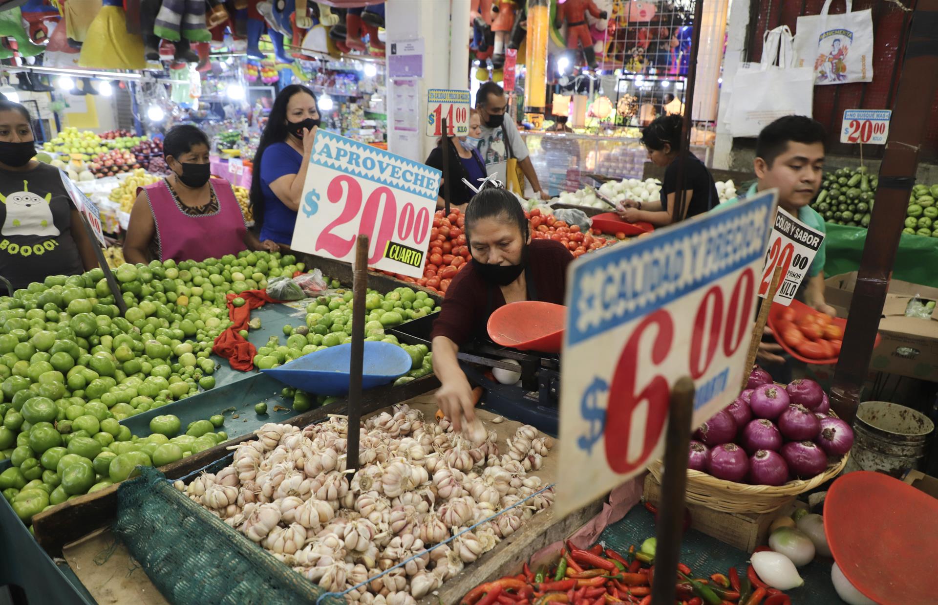 Comerciantes ofrecen sus productos hoy, en el Mercado Jamaica, en la Ciudad de México (México). EFE/Isaac Esquivel
