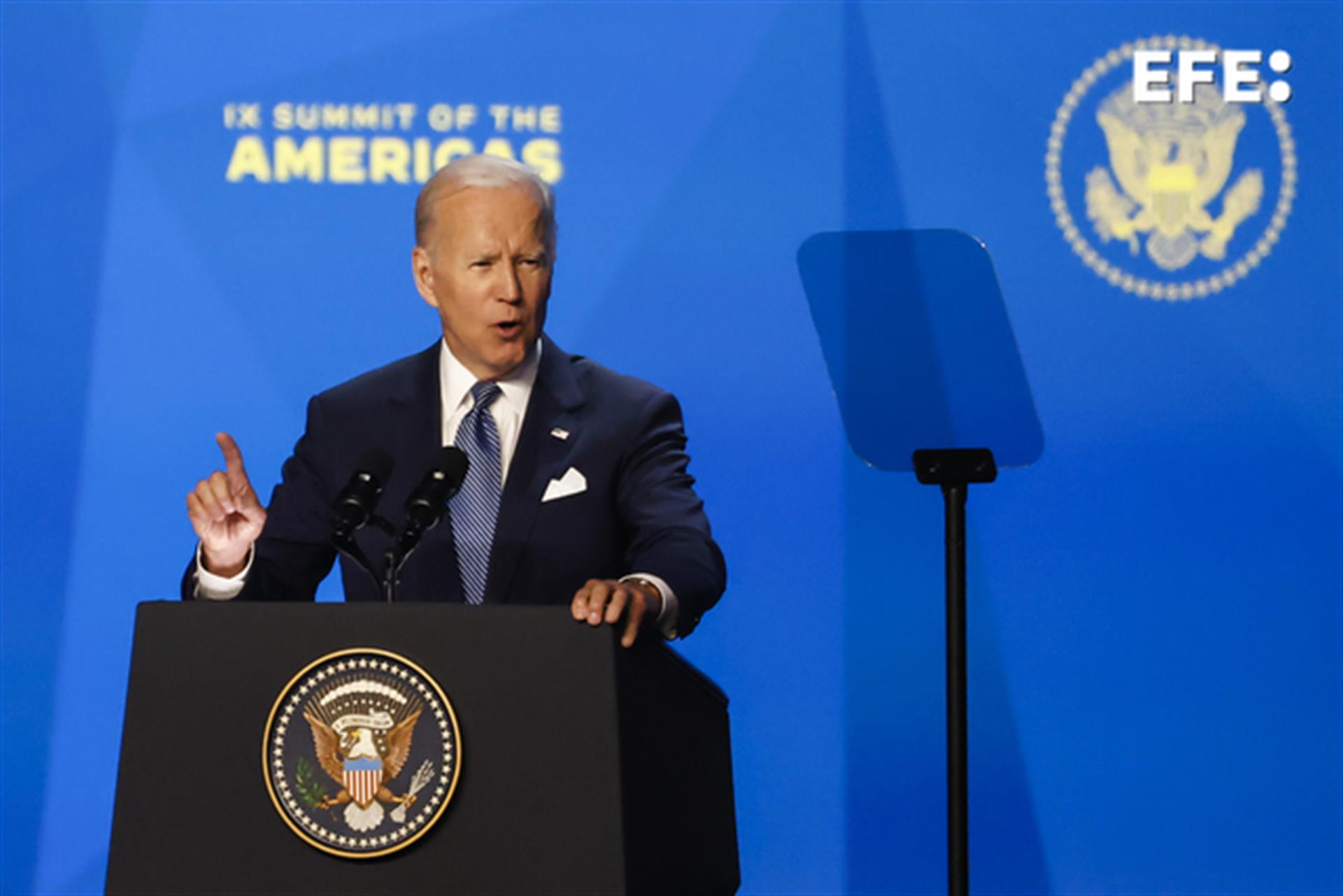 El presidente de Estados Unidos, Joe Biden, pronuncia hoy un discurso durante el evento inaugural de la IX Cumbre de las Américas, en Los Ángeles, California (EE.UU). EFE/ Alberto Valdés
