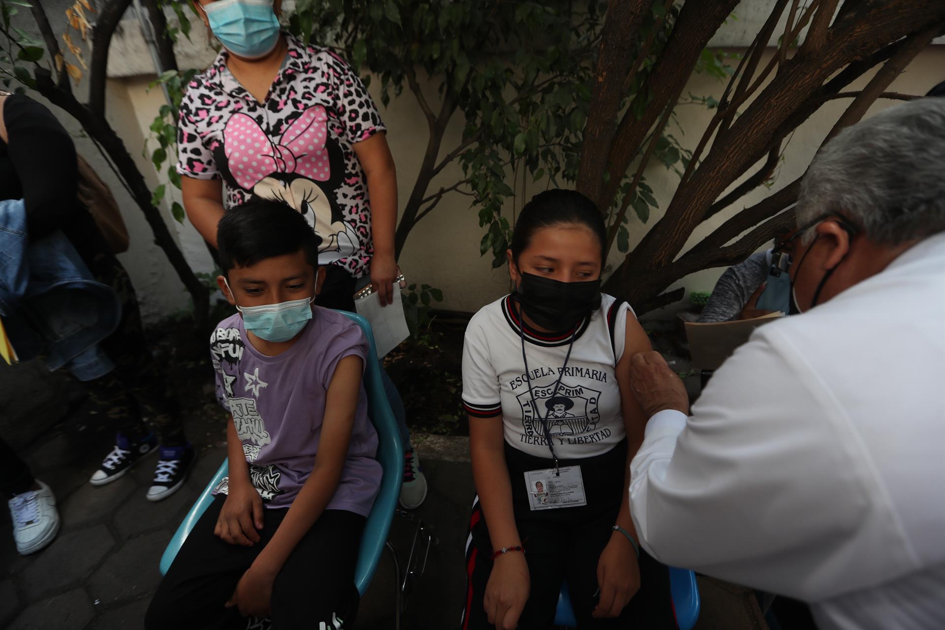 Personal de salud aplica una dosis de la vacuna contra la covid-19 a una niña, hoy, en Ciudad de México (México). EFE/ Sáshenka Gutiérrez
