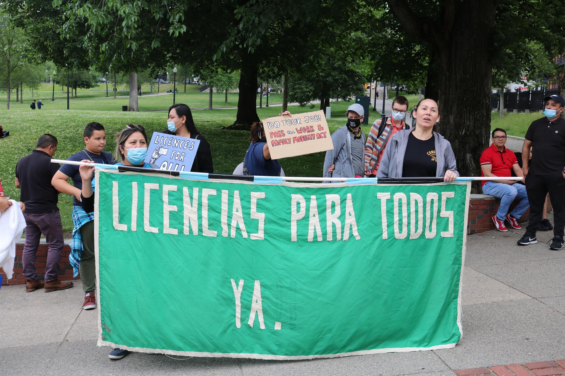 Dos mujeres sostienen una pancarta que pide licencias de conducir para todos los inmigrantes durante una manifestación el viernes 3 de junio en Boston, Massachusetts. EFE/Iñaki Estívaliz
