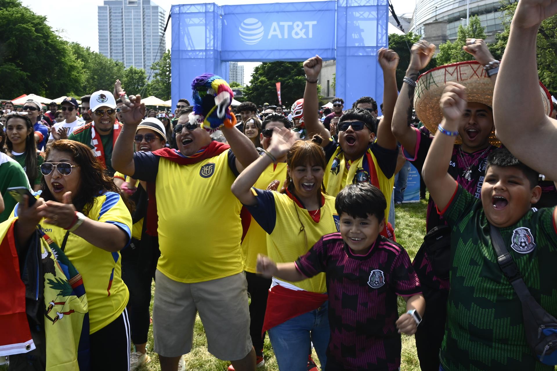 Aficionados son vistos antes del partido amistoso de fútbol entre México y Ecuador, hoy en el Estadios Soldier Field, Chicago, Illinois (EE.UU.). EFE/Matt Marton
