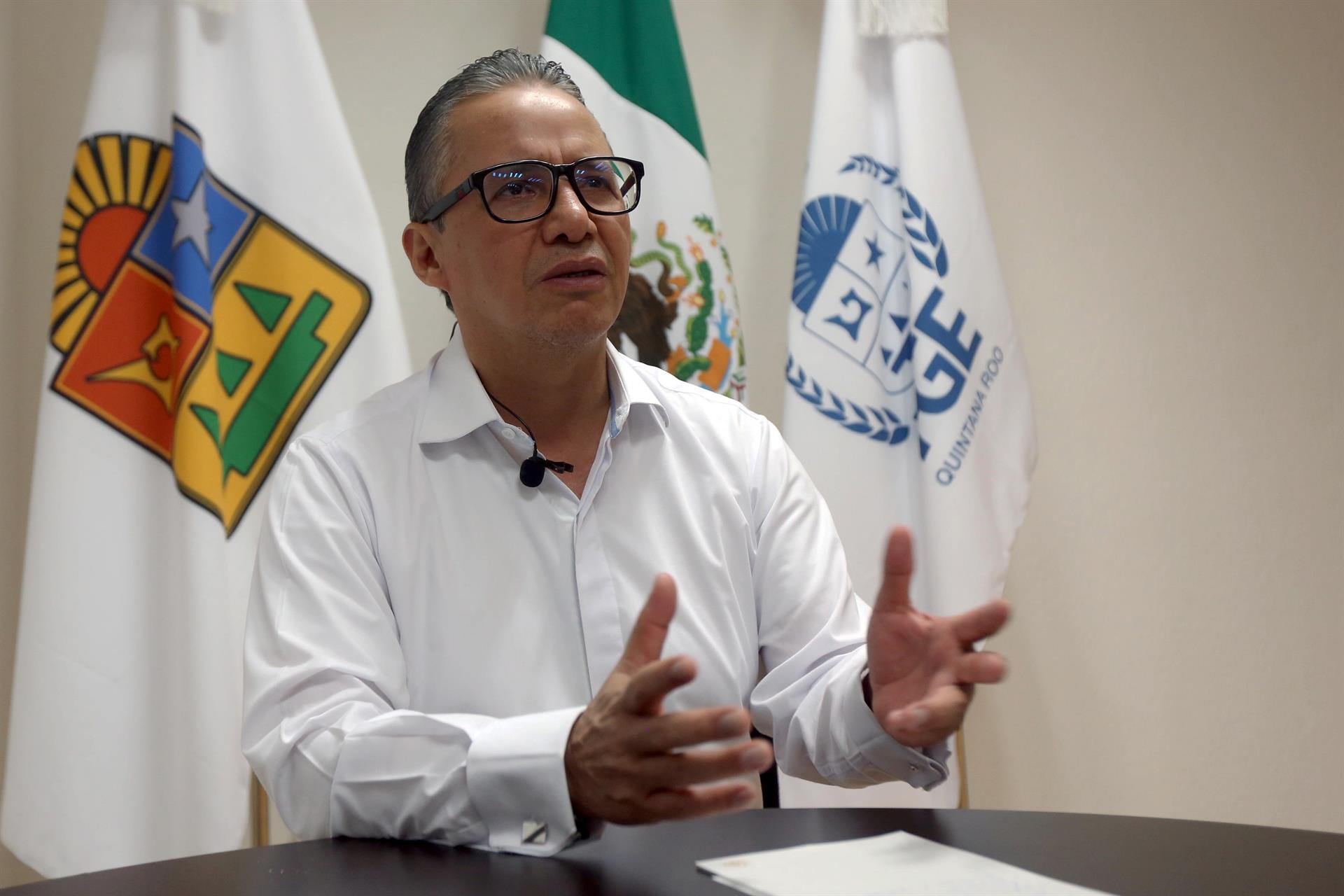 El titular de la Fiscalía General del Estado, Óscar Montes de Oca Rosales, habla durante una entrevista con Efe, el 27 de junio de 2022, en el balneario de Cancún, en Quintana Roo (México). EFE/ Alonso Cupul
