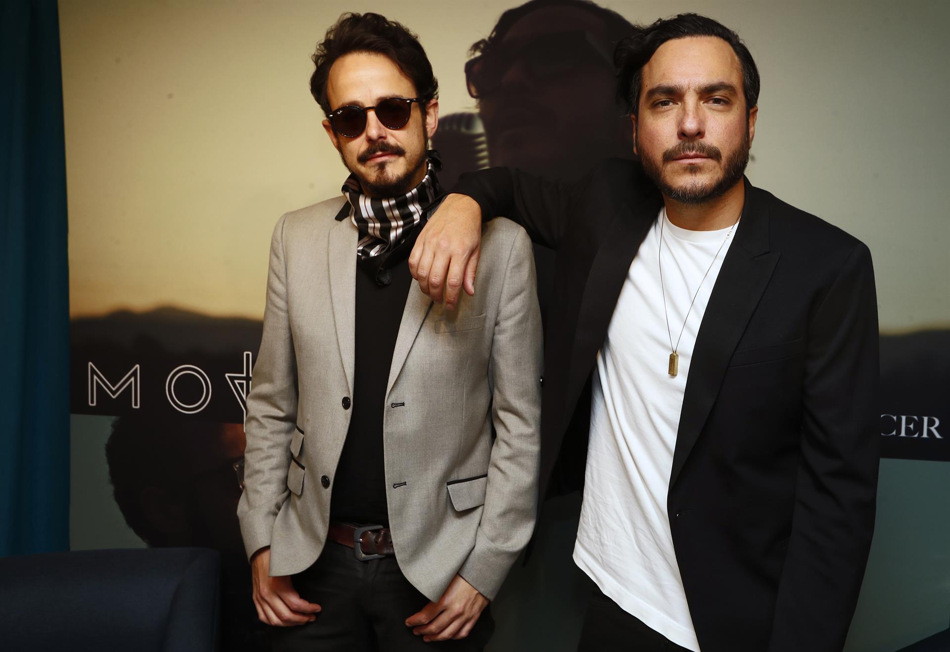 Los integrantes de la banda mexicana Motel, Rodrigo Dávila (d) y Billy Méndez (i), posan durante una entrevista con Efe el 2 de junio de 2022 en Ciudad de México (México). EFE/Mario Guzmán
