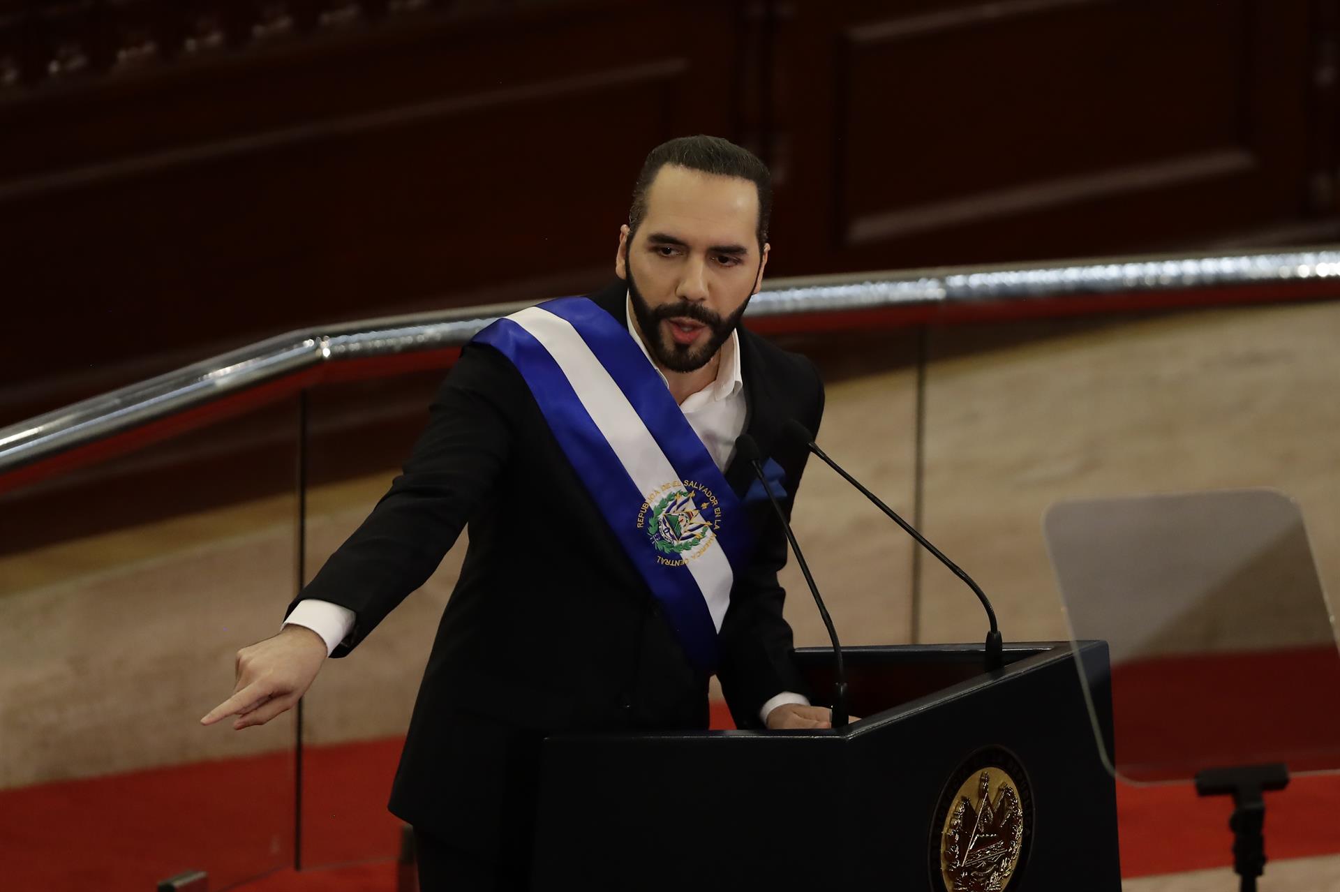 El presidente salvadoreño Nayib Bukele pronuncia un discurso ante la Asamblea Legislativa durante la sesión plenaria de informe a la nación por su tercer año de Gobierno, en San Salvador (El Salvador). EFE/Rodrigo Sura
