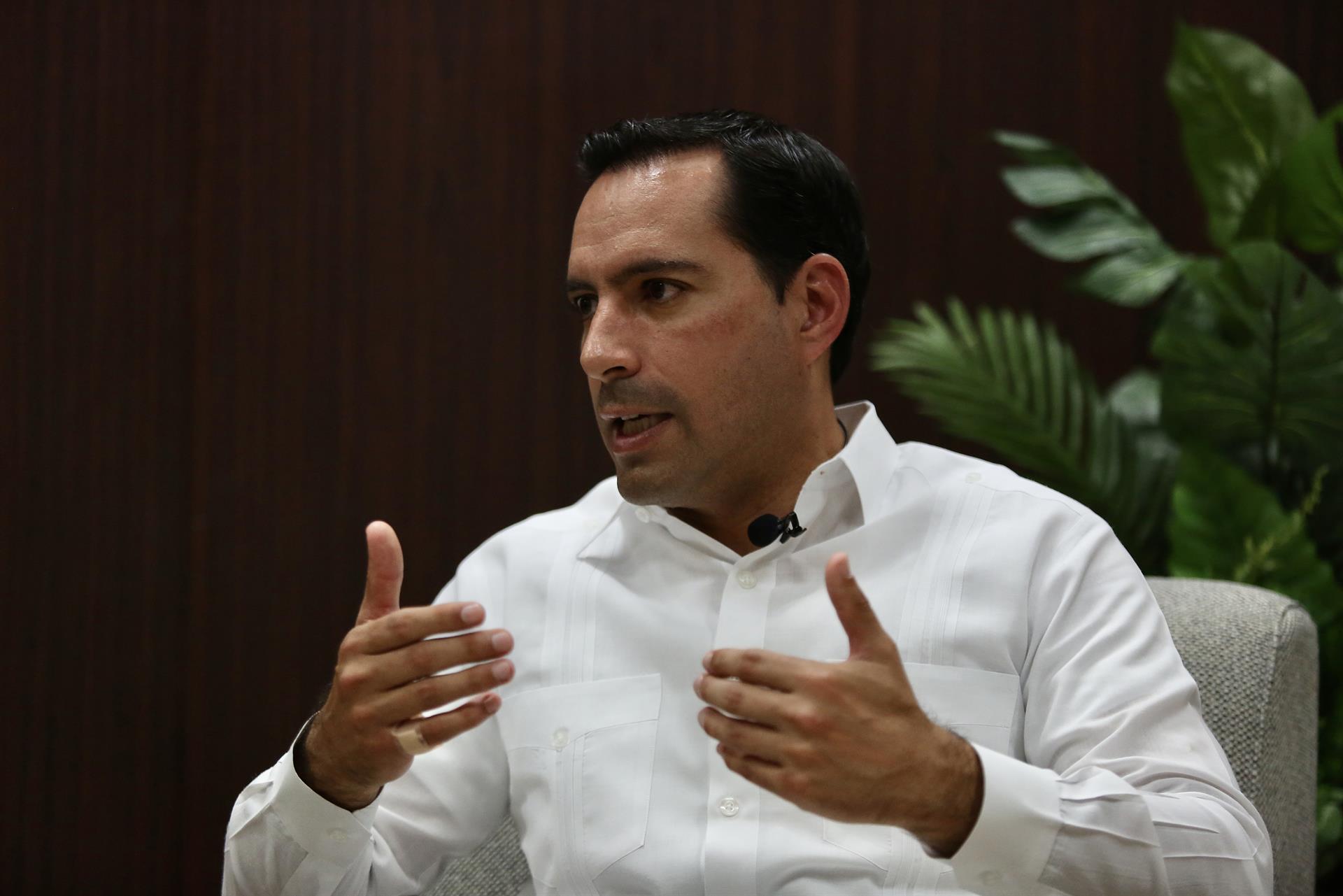 El gobernador del estado de Yucatán, Mauricio Vila Dosal, habla hoy, durante una entrevista para Efe en la ciudad de Mérida (México). EFE/Lorenzo Hernández

