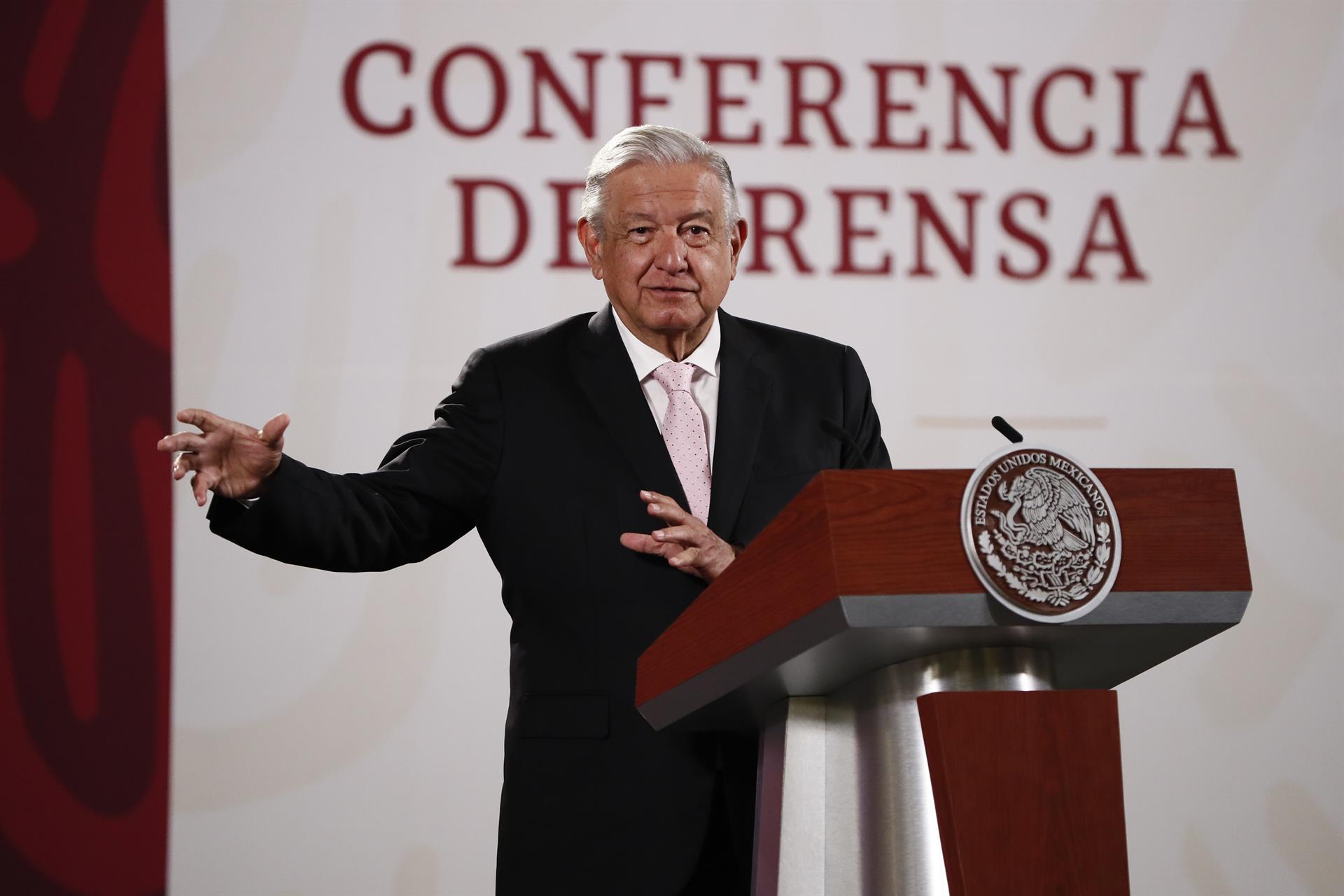 El presidente de México, Andrés Manuel López Obrador, habla durante una rueda de prensa en el Palacio Nacional de Ciudad de México (México). EFE/ José Méndez
