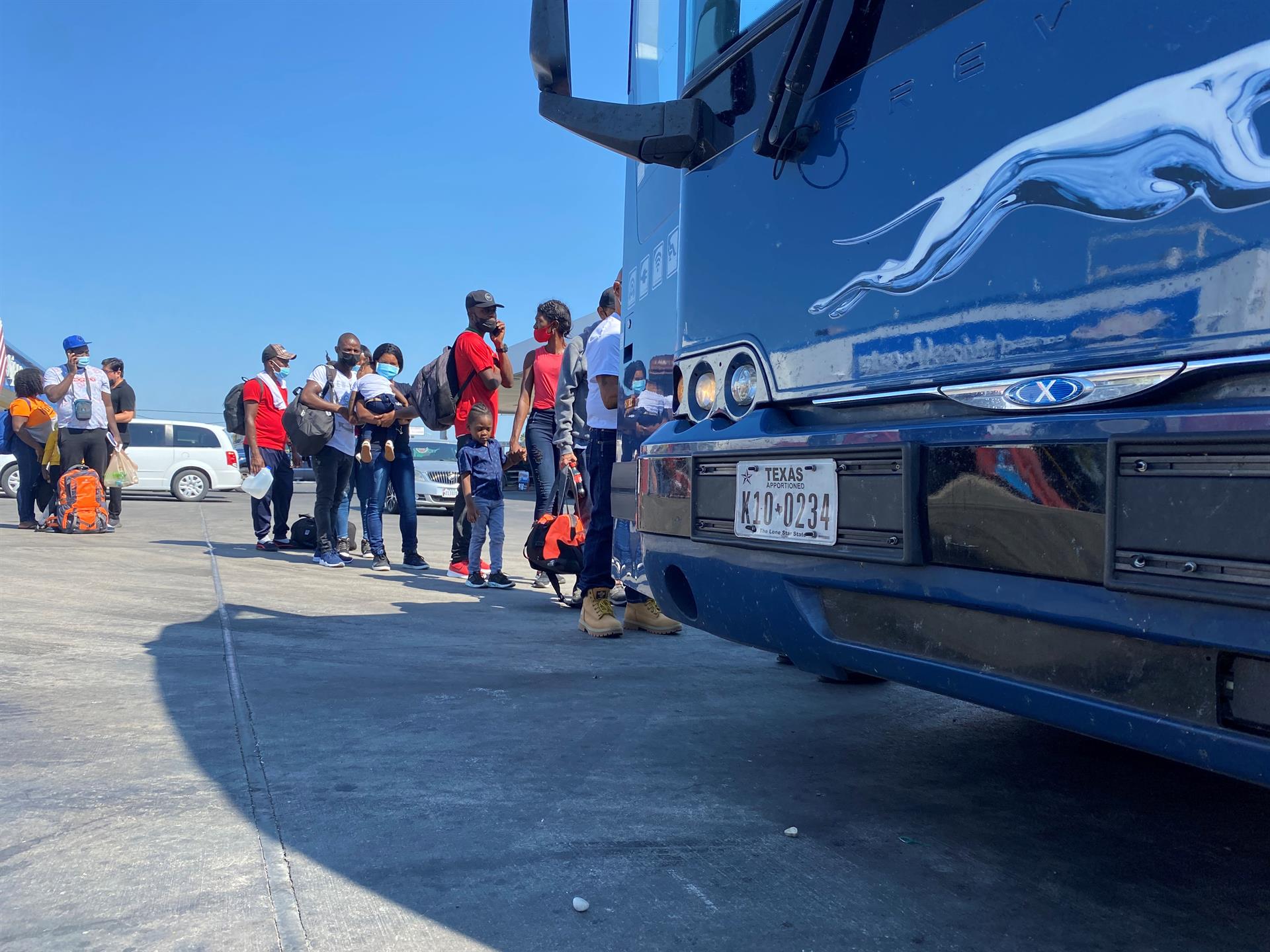 Migrantes haitianos esperan para tomar un bus, imagen de archivo. EFE/ Alex Segura
