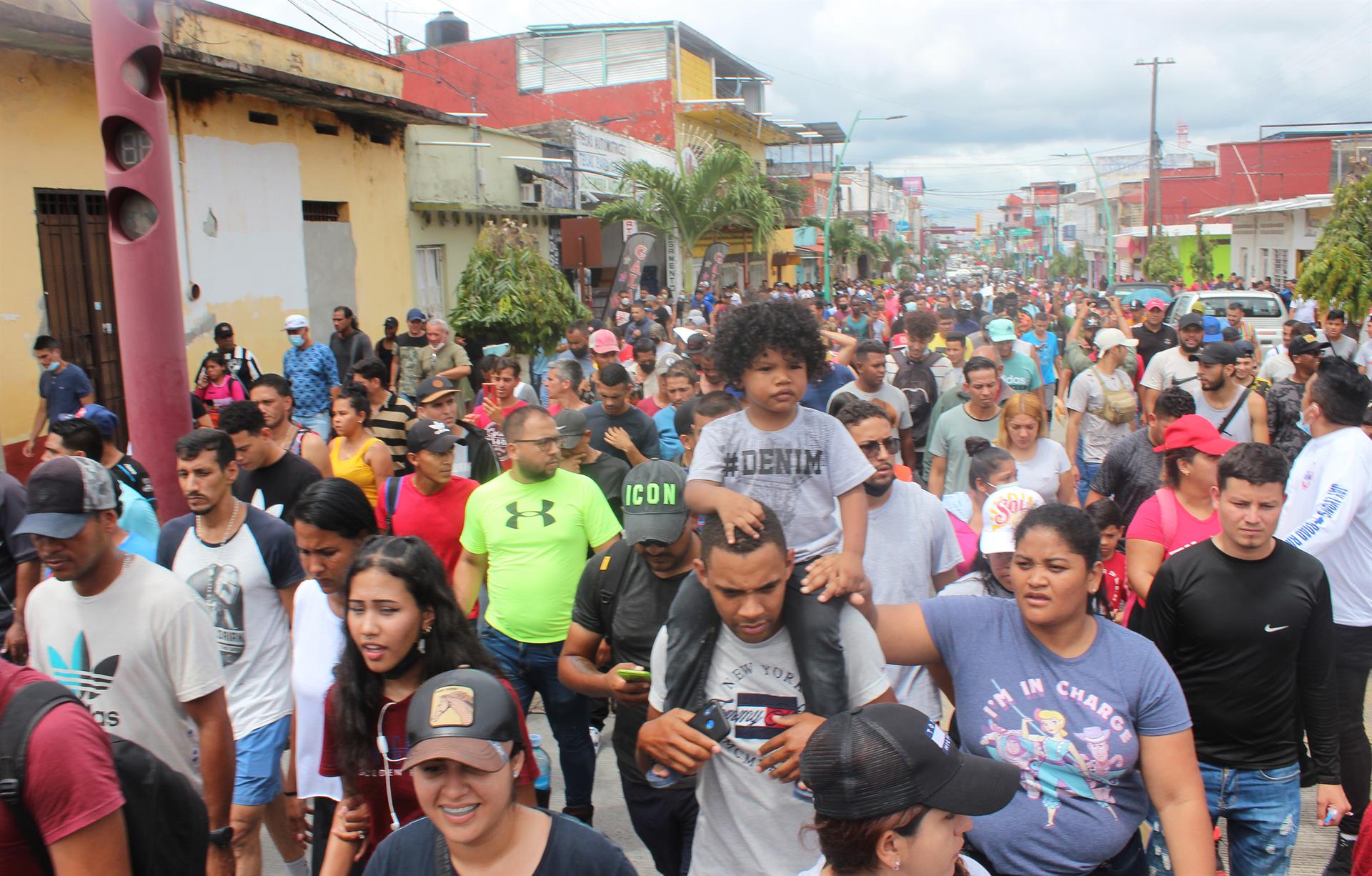 Migrantes centroamericanos marchan hoy para pedir libre transito y protección  en la ciudad de Tapachula en Chiapas (México). EFE/Juan Manuel Blanco
