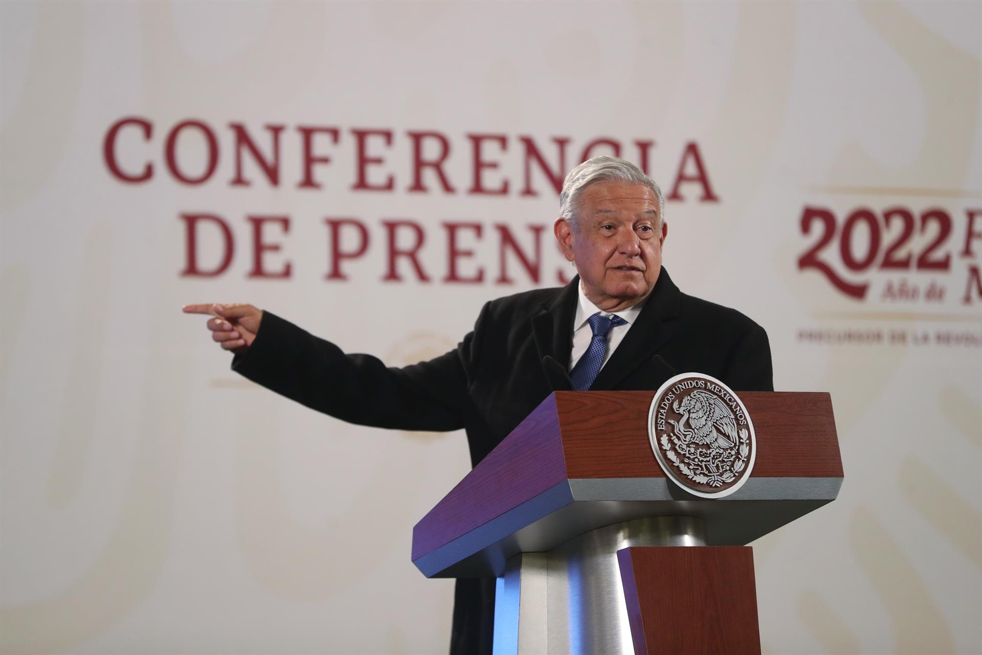 El presidente de México, Andrés Manuel López Obrador, habla durante su rueda de prensa matutina hoy, en el Palacio Nacional, en Ciudad de México (México). EFE/ Sáshenka Gutiérrez
