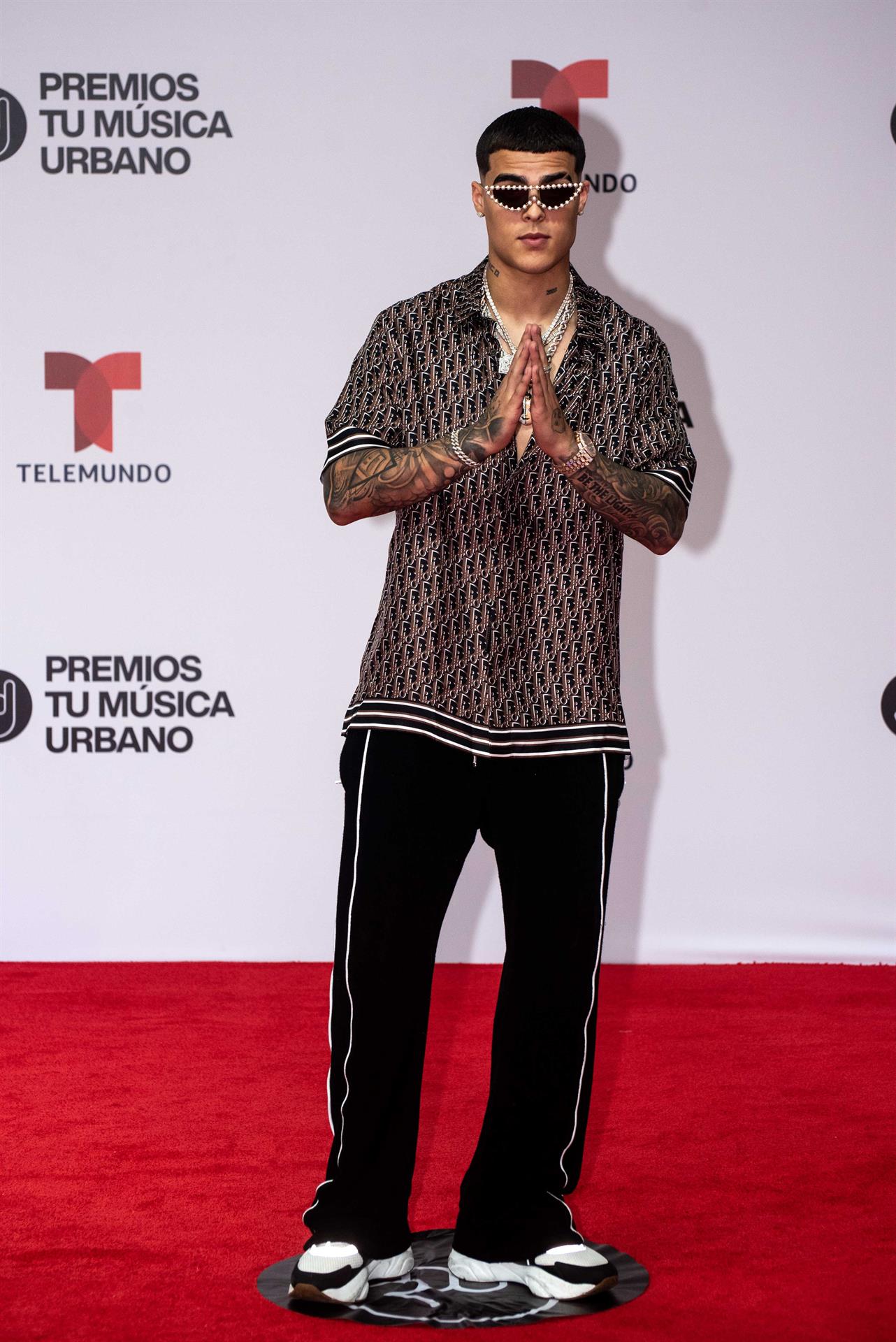 El cantante puertorriqueño Lunay posa a su llegada a la alfombra roja de los Premios Tu Música Urbano, hoy en el Coliseo en San Juan (Puerto Rico). EFE/Enid Salgado
