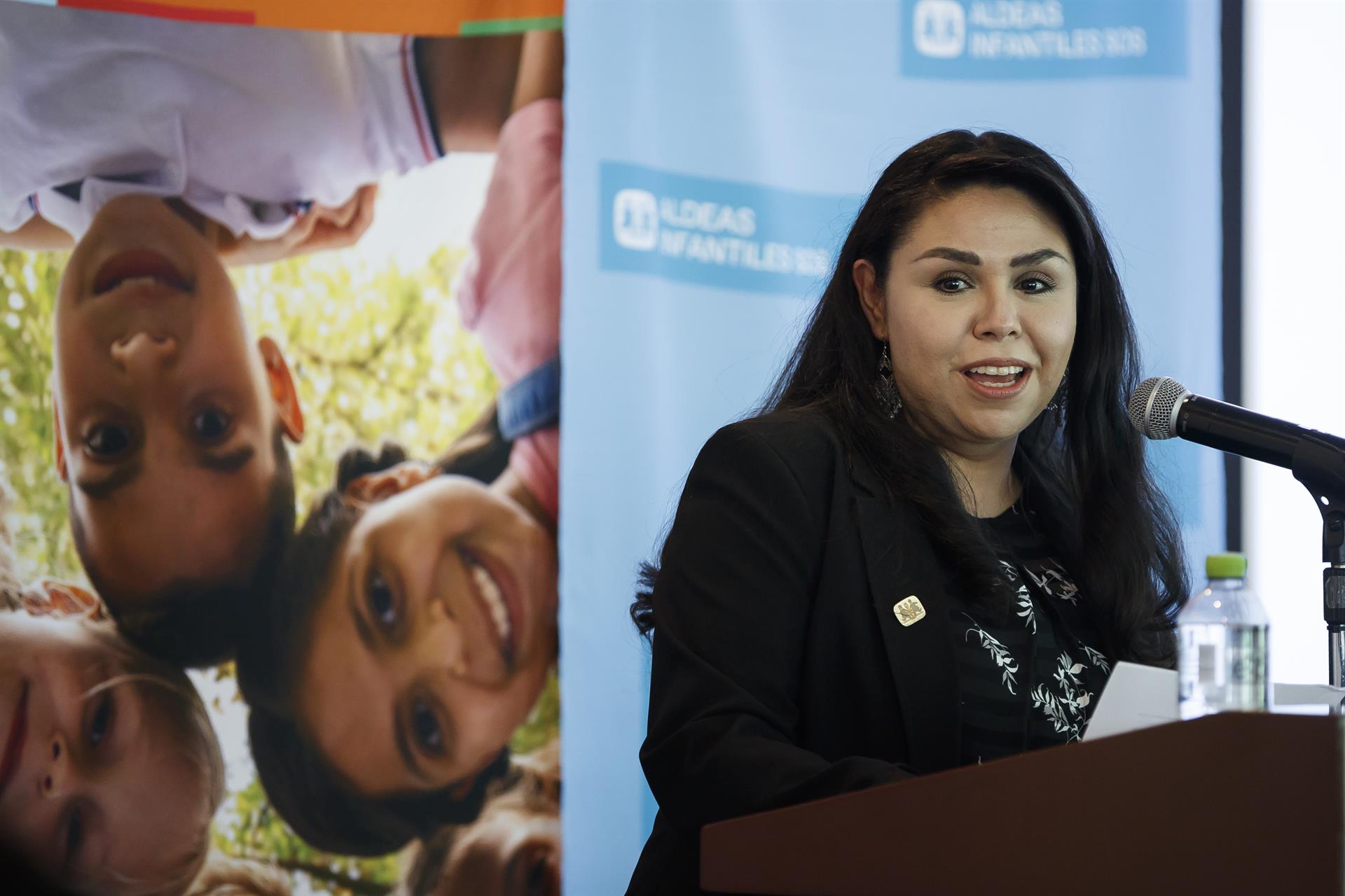La directora nacional de Aldeas Infantiles SOS, Diana Rosales, habla hoy durante la presentación de la campaña 