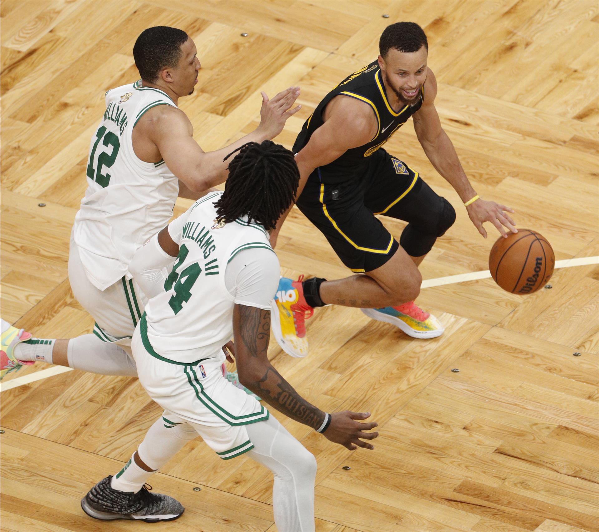El base de los Golden State Warriors Stephen Curry (D), en el juego 4 de las finales de la NBA frente a los Boston Celtics, este 10 de junio de 2022. EFE/EPA/Amanda Sagba
