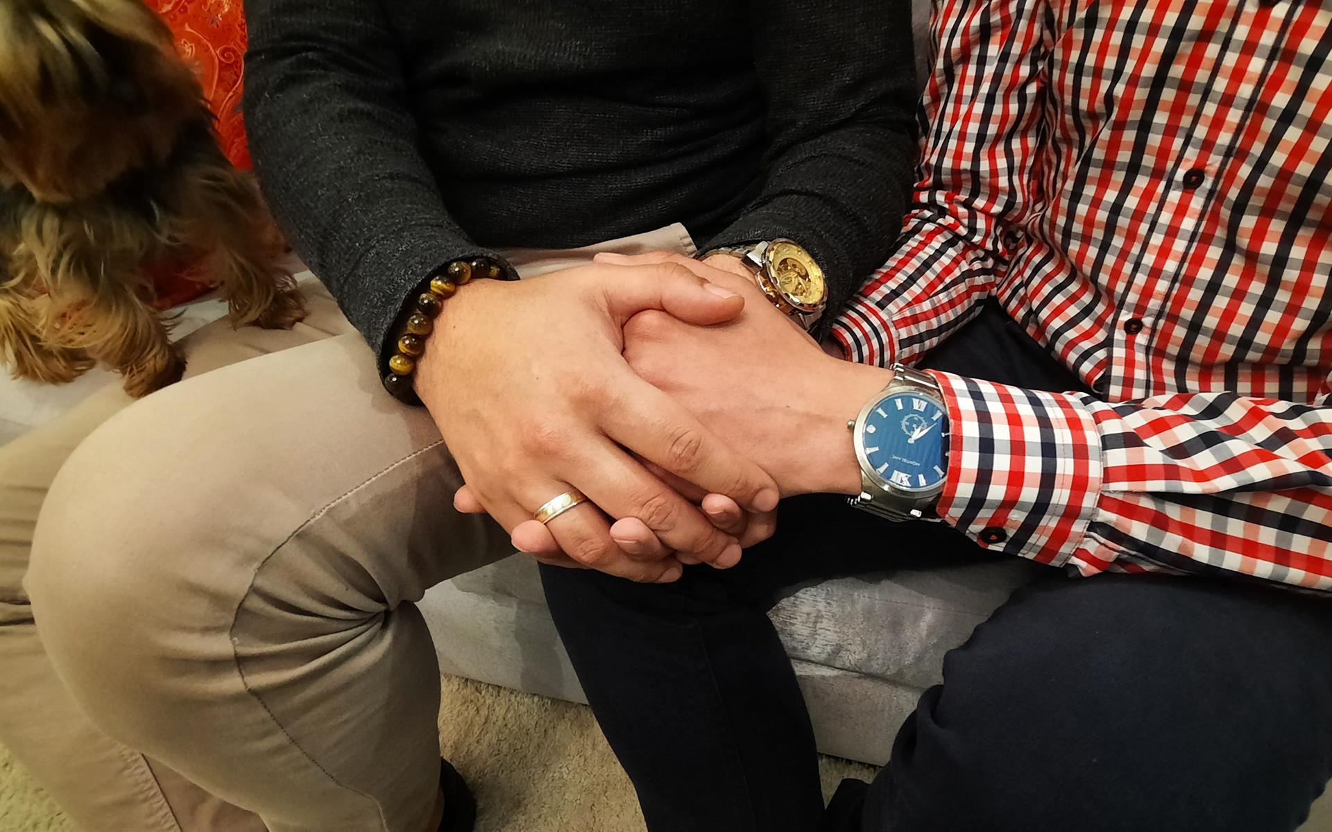Imagen de archivo que muestra una pareja homosexual tomados de la mano. EFE/ Gabriel Romano
