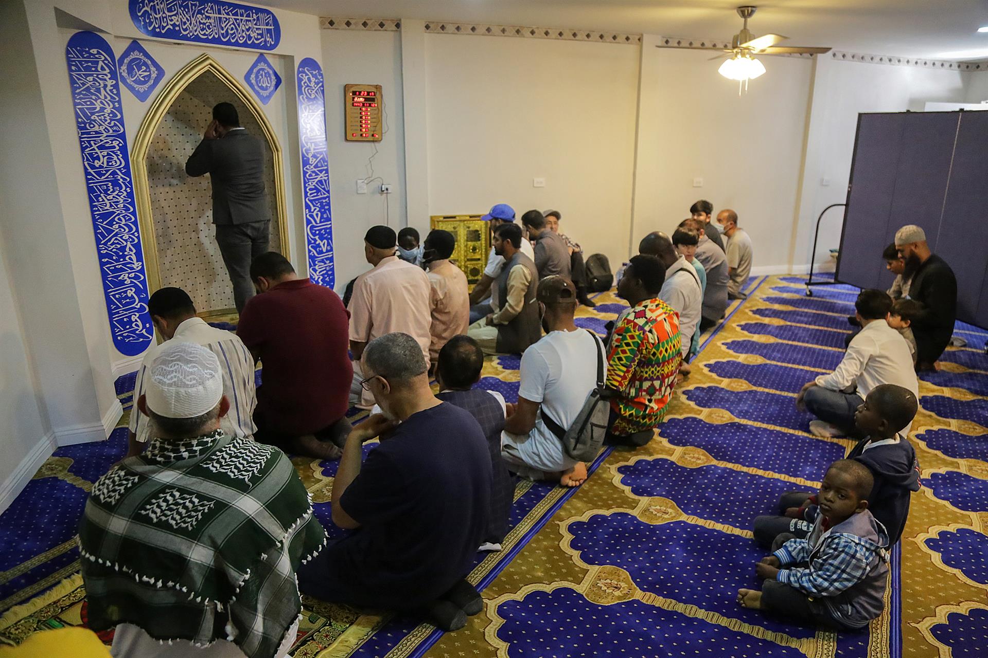 Un grupo de migrantes de origen musulmán rezan en la mezquita de un albergue, el 11 de junio de 2022, en la ciudad de Tijuana, Baja California (México). EFE/ Joebeth Terriquez
