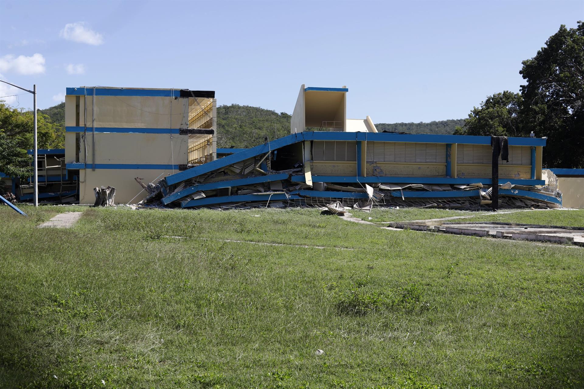 Vista de una escuela pública derrumbada por el terremoto en el municipio de Guanica, Puerto Rico. Imagen de archivo. EFE/ Thais Llorca
