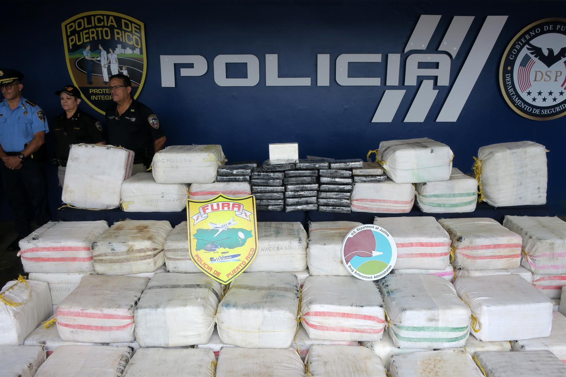 Fotografía de archivo de autoridades de la Policía de Puerto Rico que presentan un cargamento de droga incautado. EFE/Jorge Muñiz
