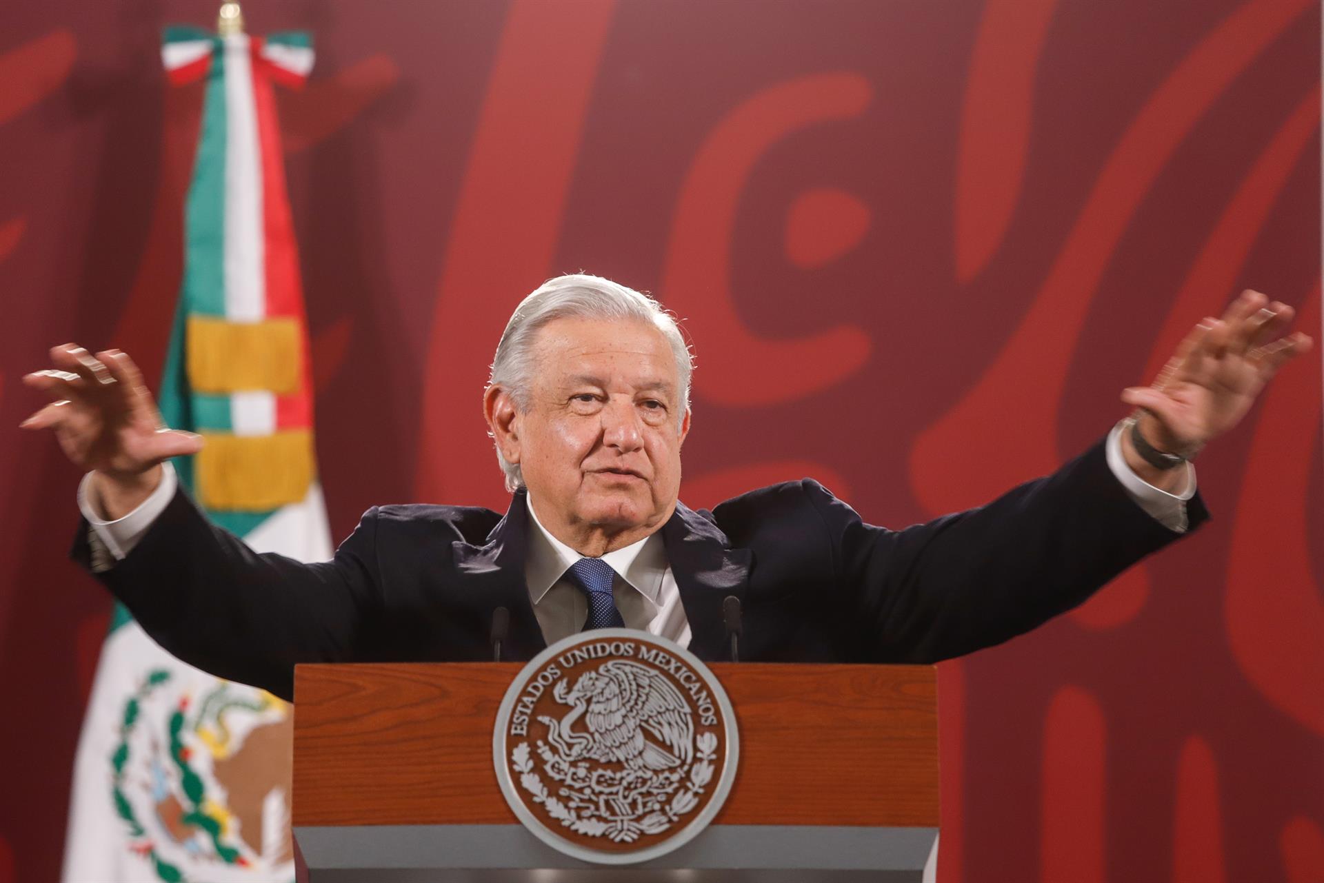 El presidente de México, Andrés Manuel López Obrador, durante la conferencia de hoy viernes, en el Palacio Nacional, de la Ciudad de México (México). EFE/Isaac Esquivel
