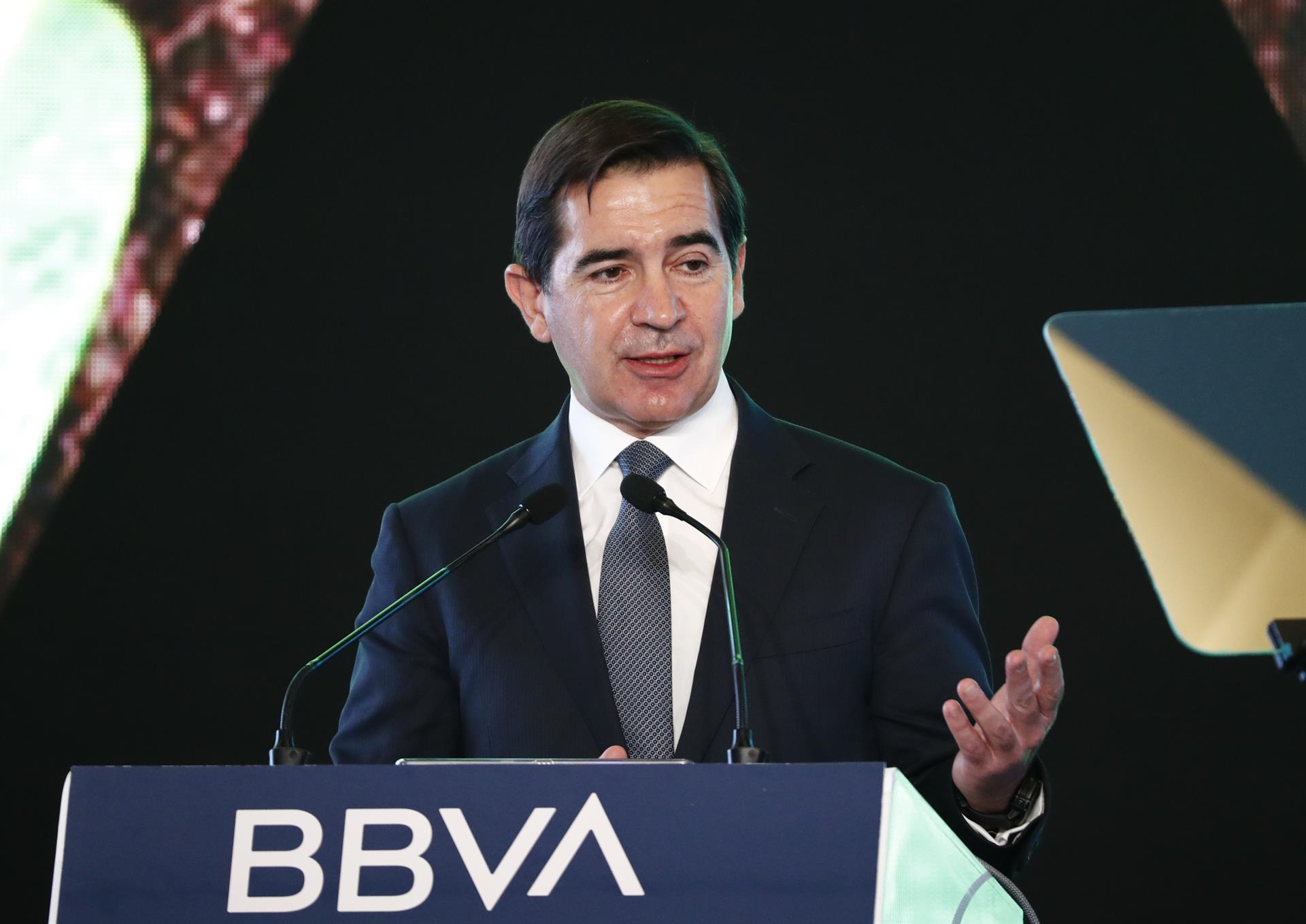 El presidente de BBVA, Carlos Torres, habla hoy durante la Reunión Nacional de Consejeros Regionales, en la Ciudad de México (México). EFE/José Méndez
