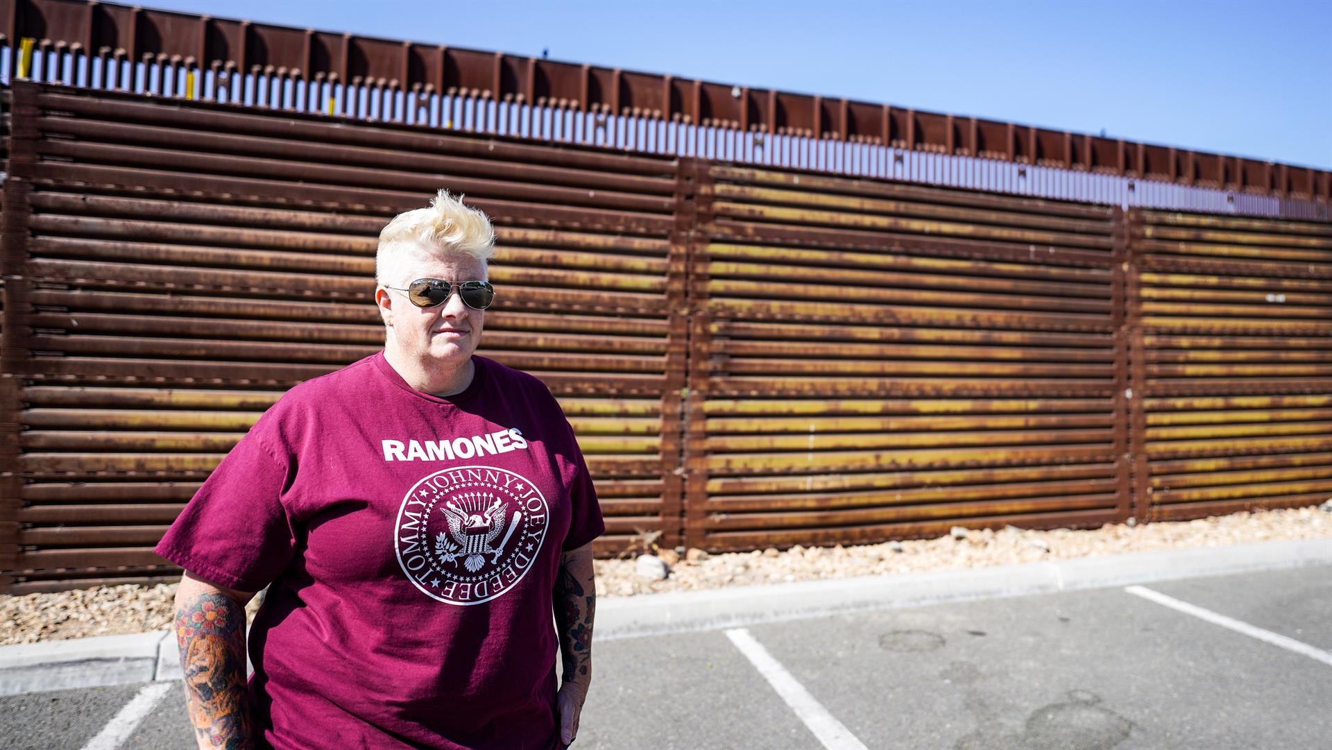 Jenn Budd, una ex oficial de la Patrulla Fronteriza de EE.UU. que ahora aboga por los inmigrantes, posa para Efe durante una entrevista el 29 de junio de 2022, en la frontera de San Ysidro en San Diego, California (EE.UU.). EFE/ Manuel Ocaño
