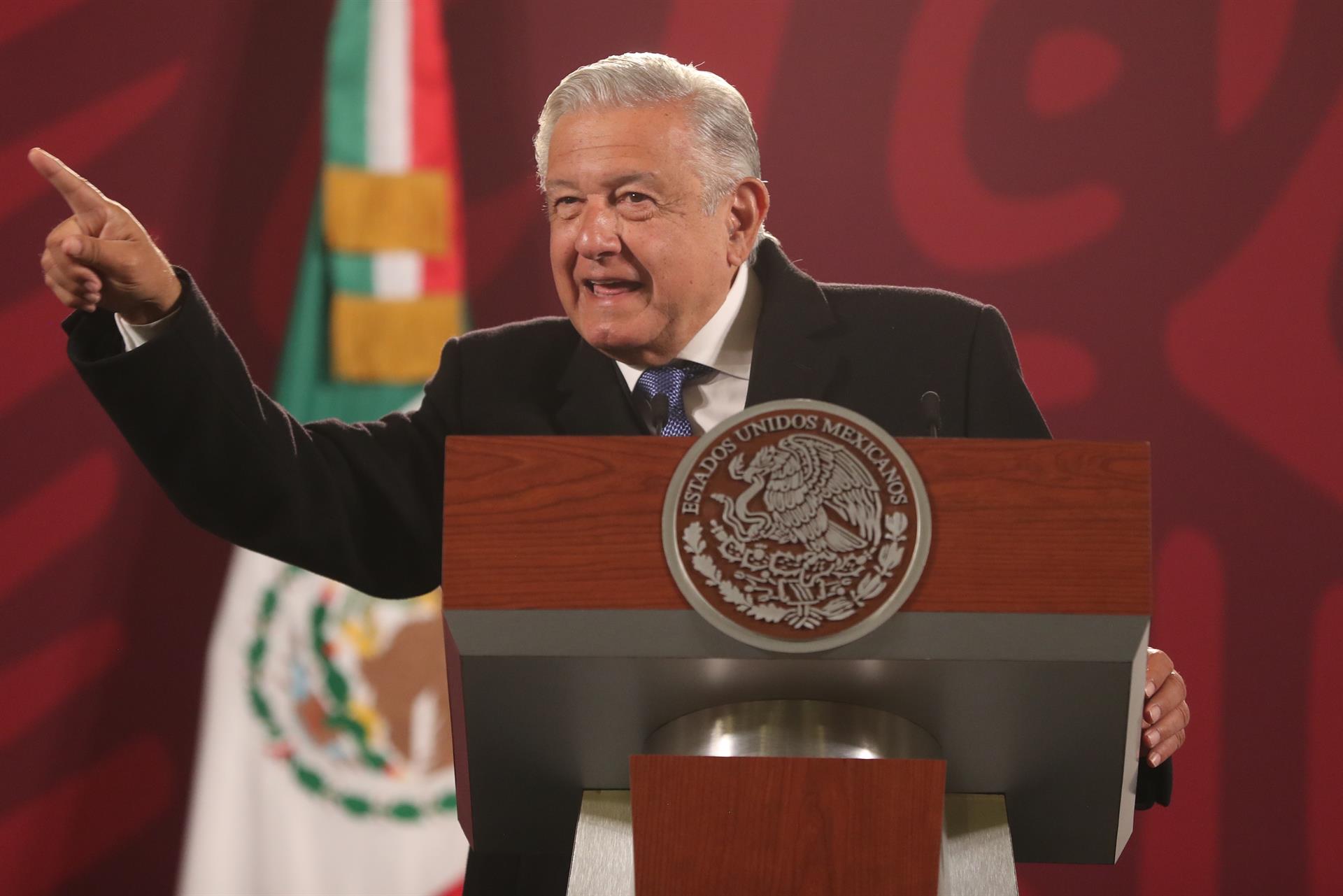 El Presidente de México, Andrés Manuel López Obrador, habla durante su conferencia de prensa matutina, hoy, en Palacio Nacional, en Ciudad de México. EFE/Sáshenka Gutiérrez
