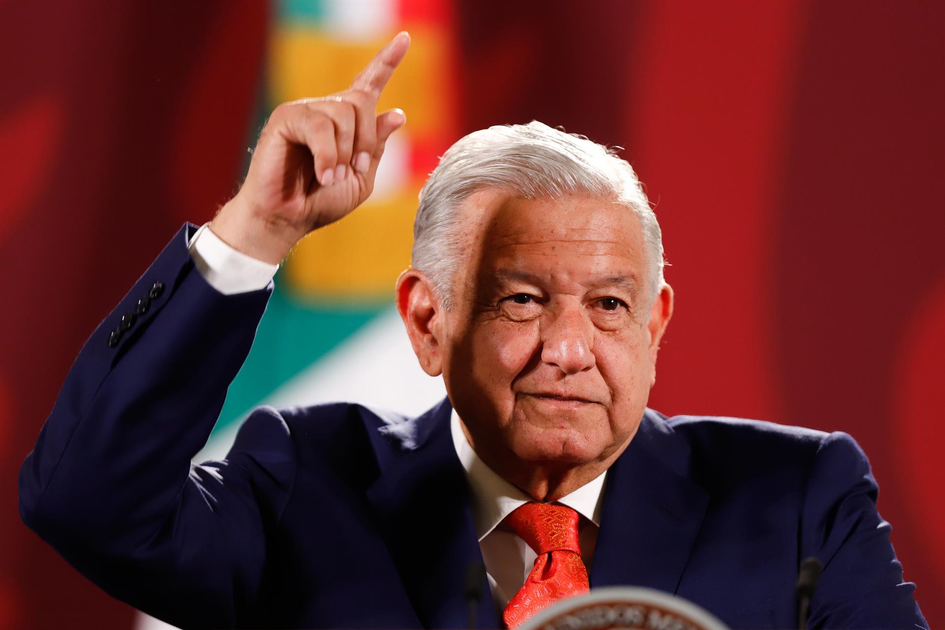 El presidente mexicano, Andrés Manuel López Obrador, habla durante su rueda de prensa matutina, hoy, en el Palacio Nacional de la Ciudad de México (México). EFE/ Isaac Esquivel
