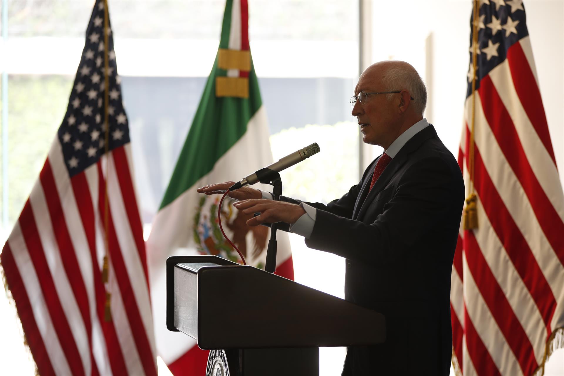 El embajador de Estados Unidos en México, Ken Salazar, habla hoy, durante una rueda de prensa en la capital mexicana (México). EFE/José Méndez
