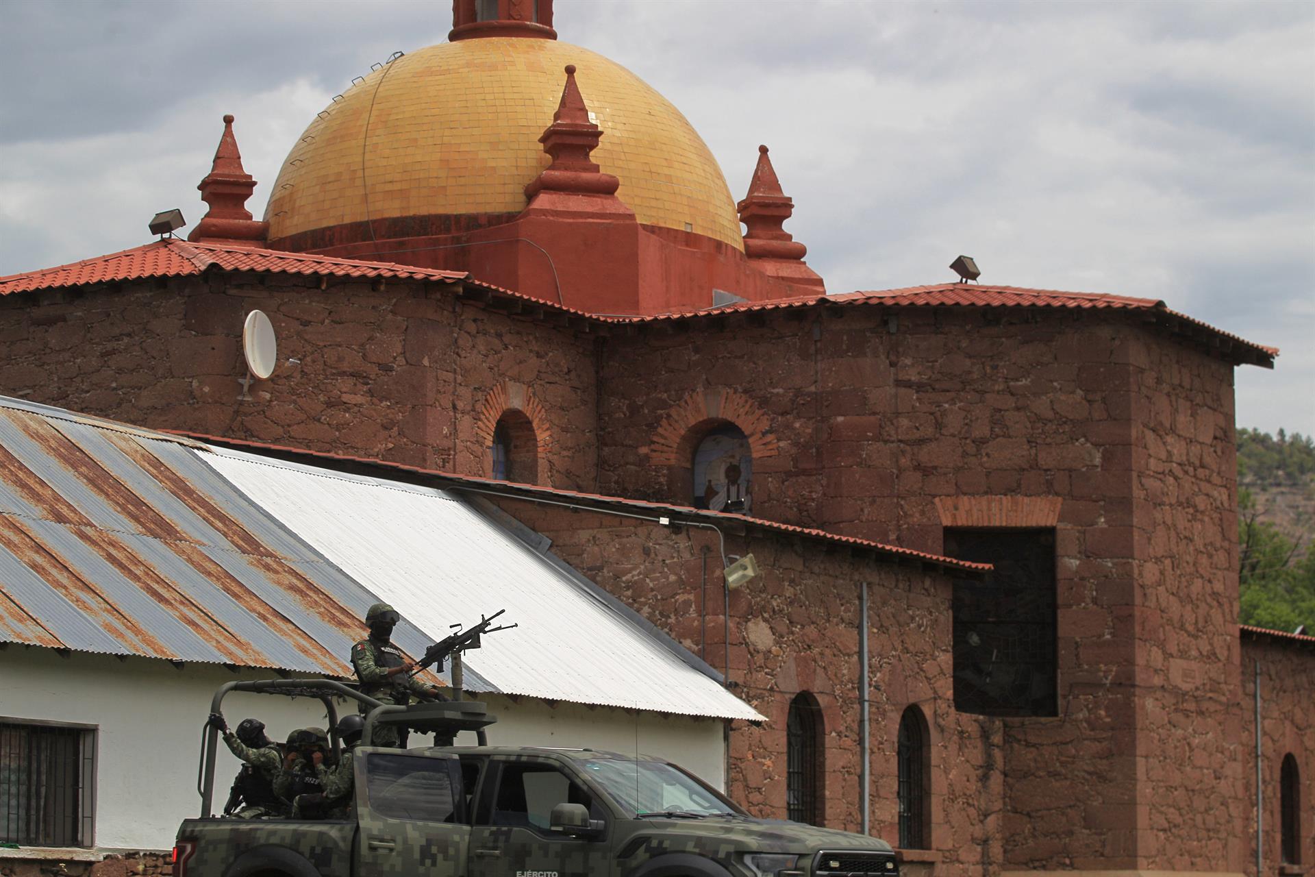 Miembros de la Guardia Nacional (GN) resguardan la iglesia San Francisco Javier el 22 de junio de 2022, donde asesinaron a dos sacerdotes jesuitas y un guía de turistas, en el poblado de Cerocahui, municipio de Urique, estado de Chihuahua (México). EFE/ Luis Torres
