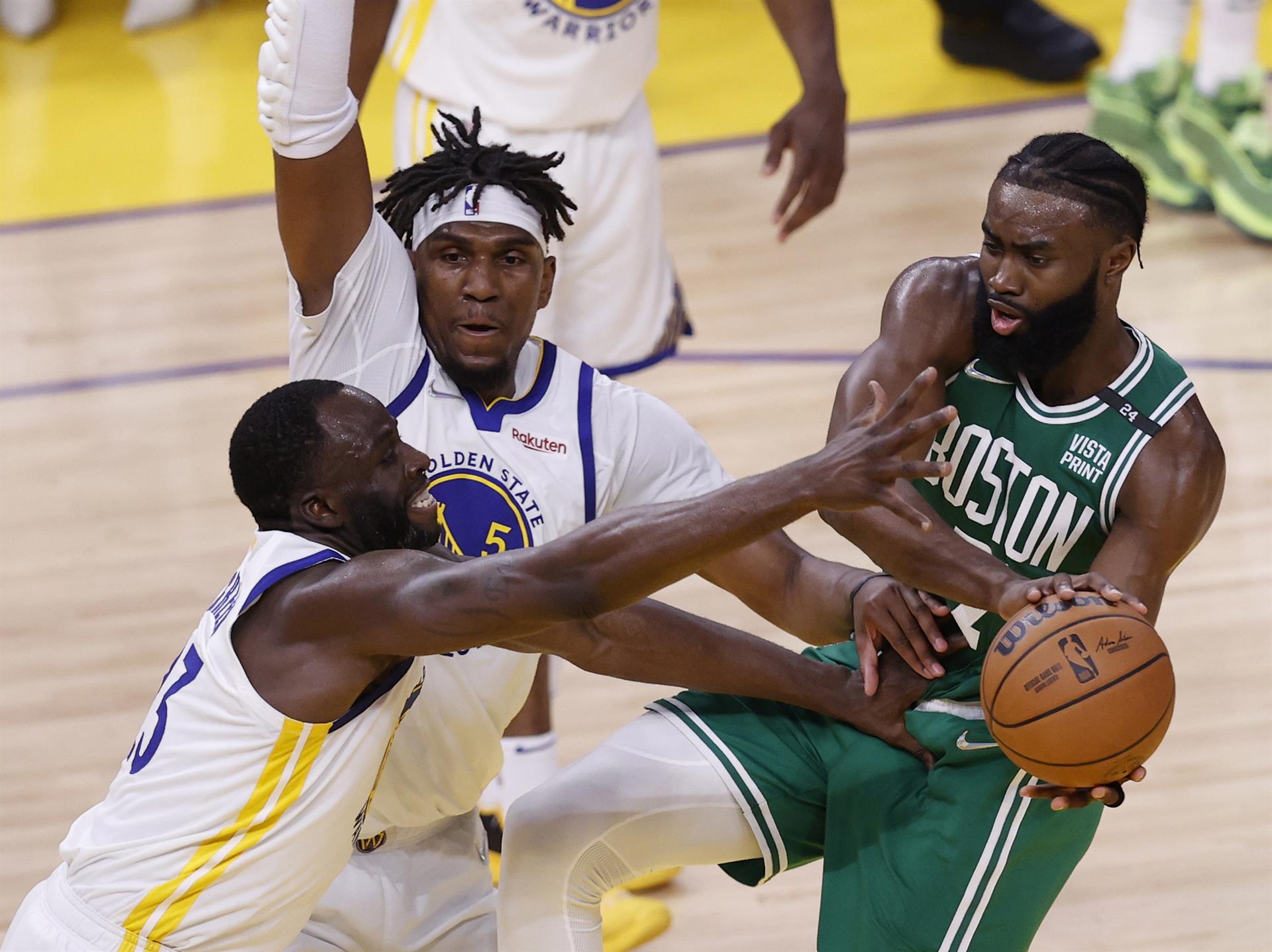 Jaylen Brown (d) de los Boston Celtics en acción frente a Draymond Green (i) de los Golden State Warriors, en el Chase Center en San Francisco, California (EE.UU.), este 5 de junio de 2022. EFE/EPA/John G. Mabanglo
