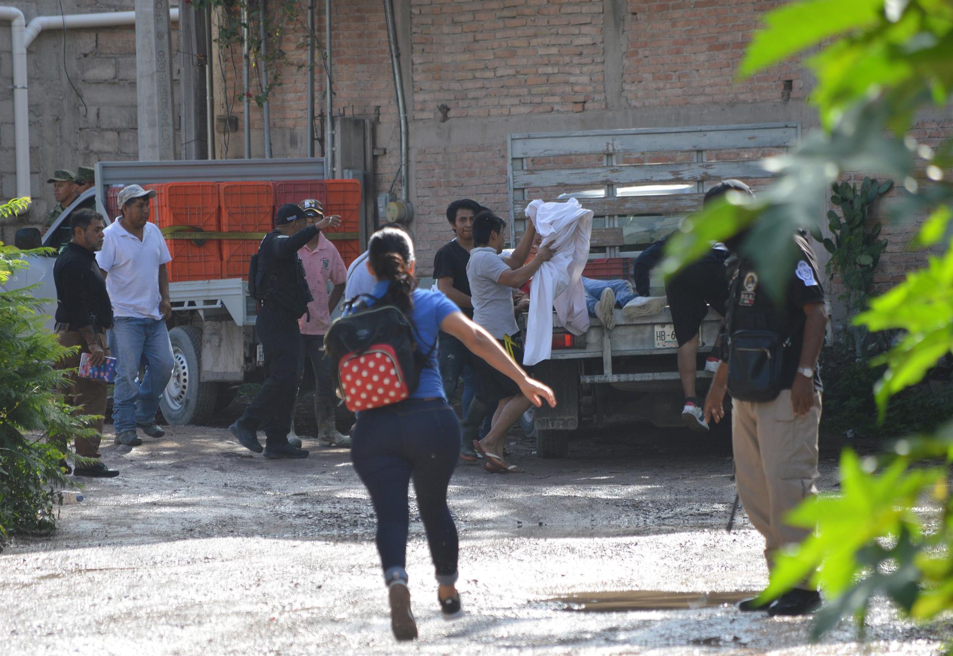 Elementos del Ejercito Mexicano y Policías Municipales resguardan la zona donde personas fueron asesinadas por grupos armados en la localidad de Petaquillas, municipio de Chilpancingo en Guerrero (México). EFE/José Luis de la Cruz
