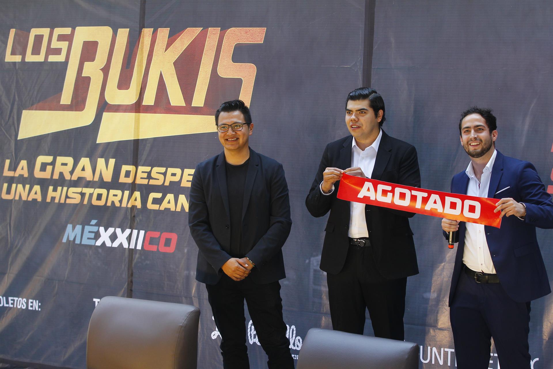 Los promotores Raúl Macías (i), Pedro Ramírez (c) y Francisco Camarena (d) participan hoy, durante una rueda de prensa para anunciar los conciertos del grupo musical Los Bukis, en la ciudad de Guadalajara, Jalisco (México). EFE/ Francisco Guasco
