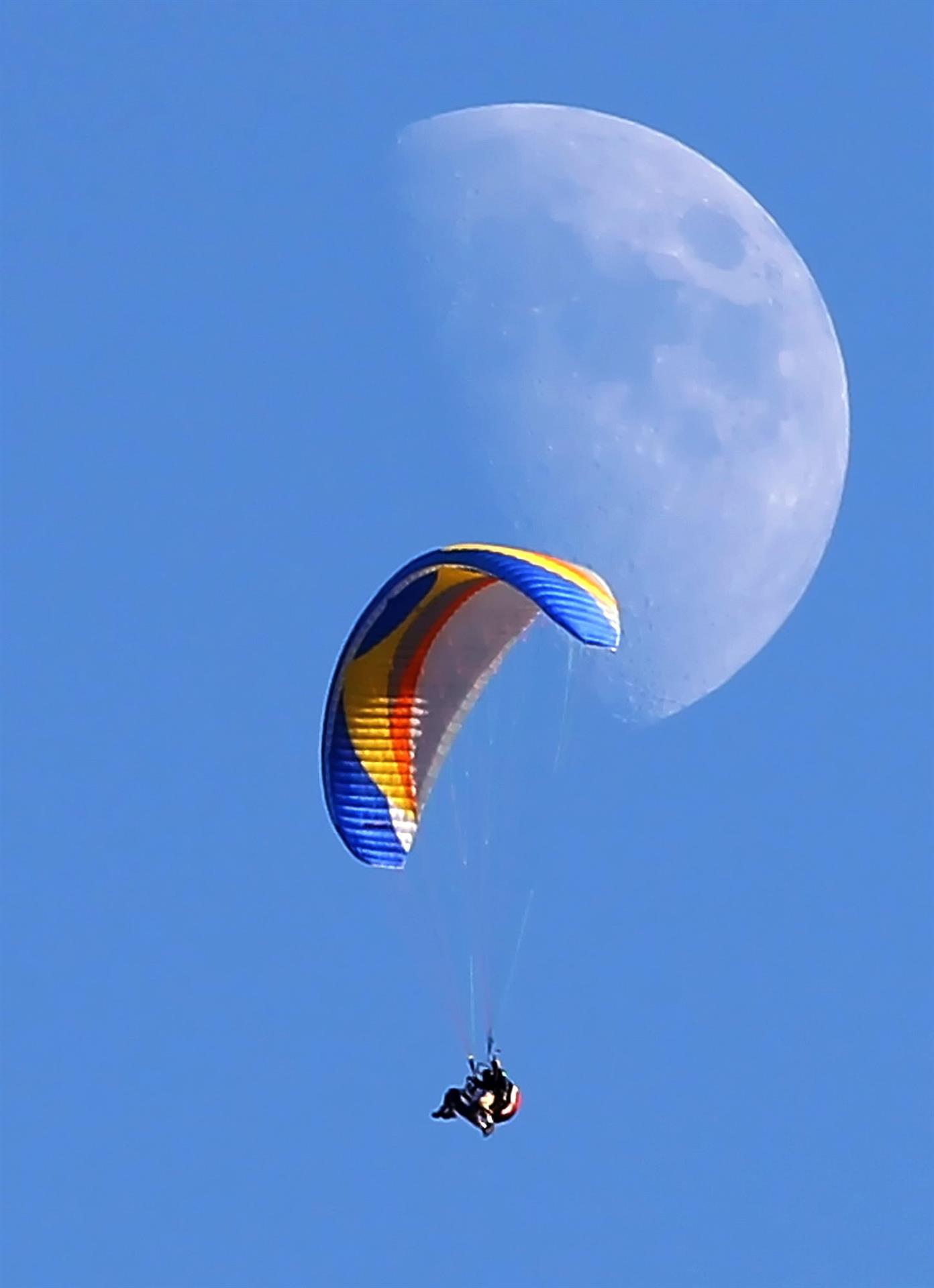 Vista de un parapente delante de la luna. Imagen de archivo. EFE/George Frey
