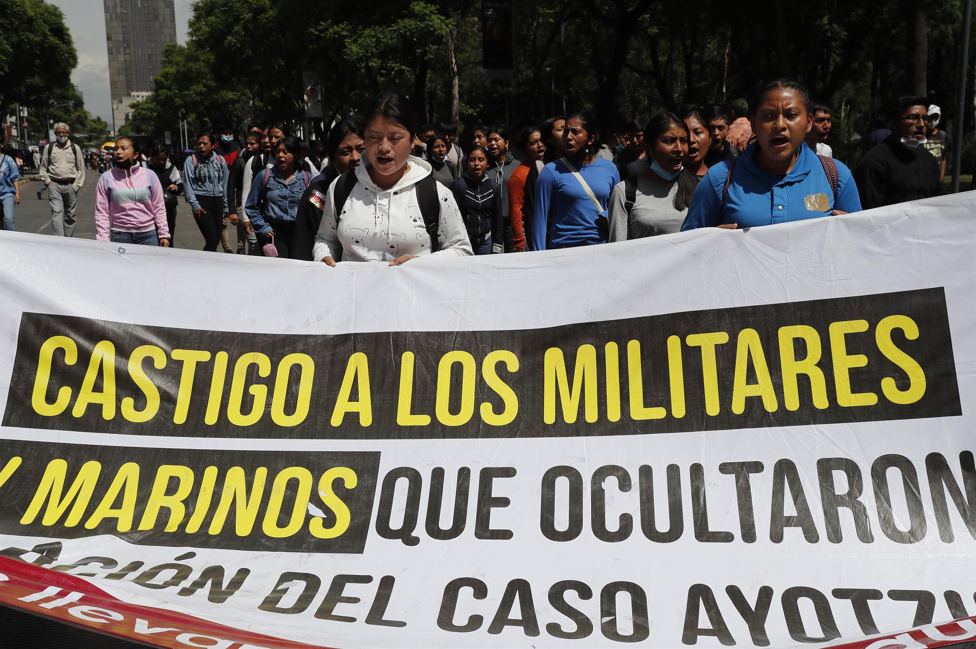 Estudiantes, activistas y familiares de los 43 jóvenes desaparecidos de Ayotzinapa, protestan este jueves, en las principales avenidas de la Ciudad de México (México). EFE/Alex Cruz
