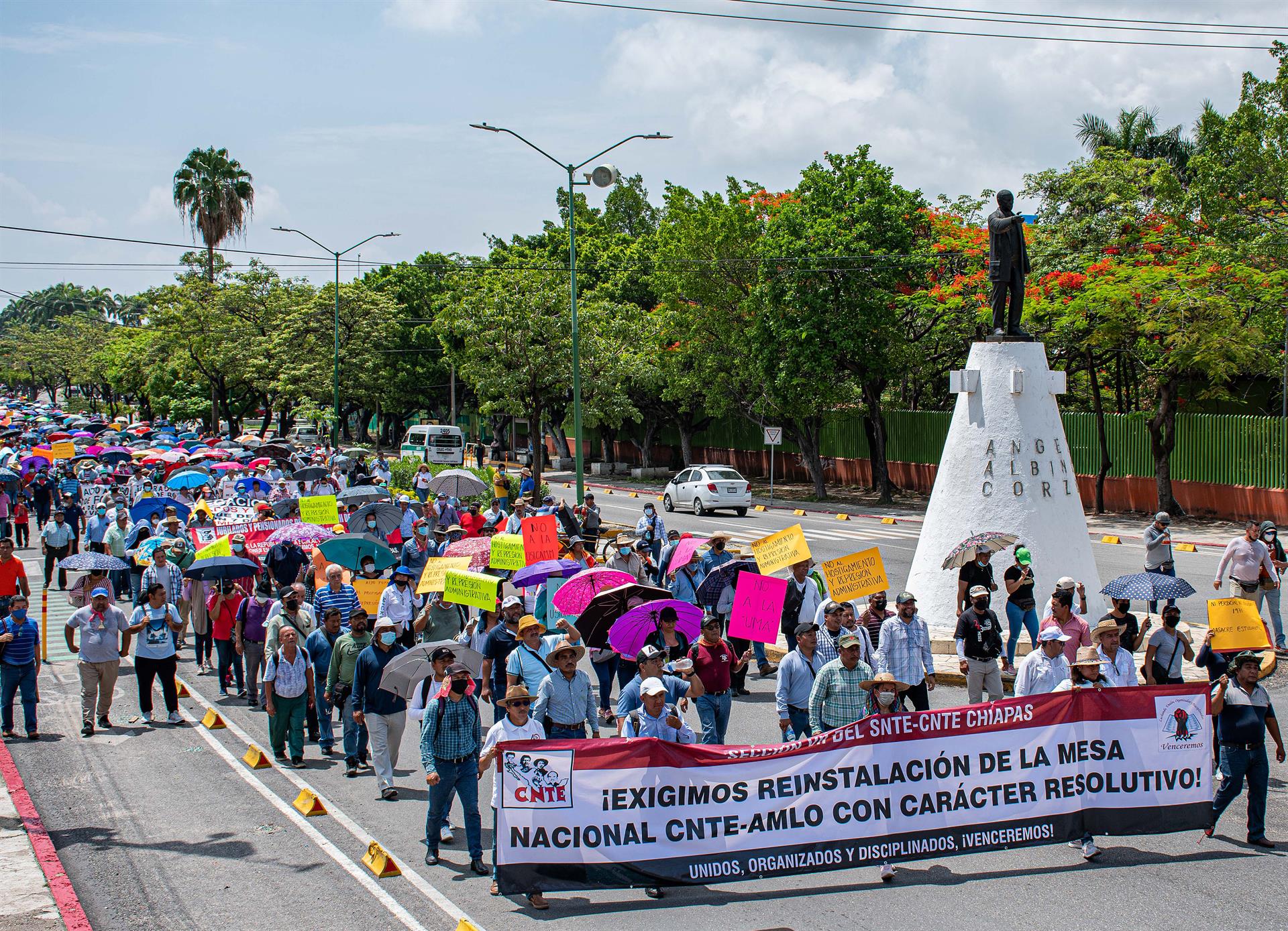 Integrantes de la Coordinadora Nacional de los Trabajadores de la Educación (CNTE), marchan hoy por las principales avenidas en el municipio de Tuxtla Gutiérrez, en Chiapas (México). EFE/Carlos López
