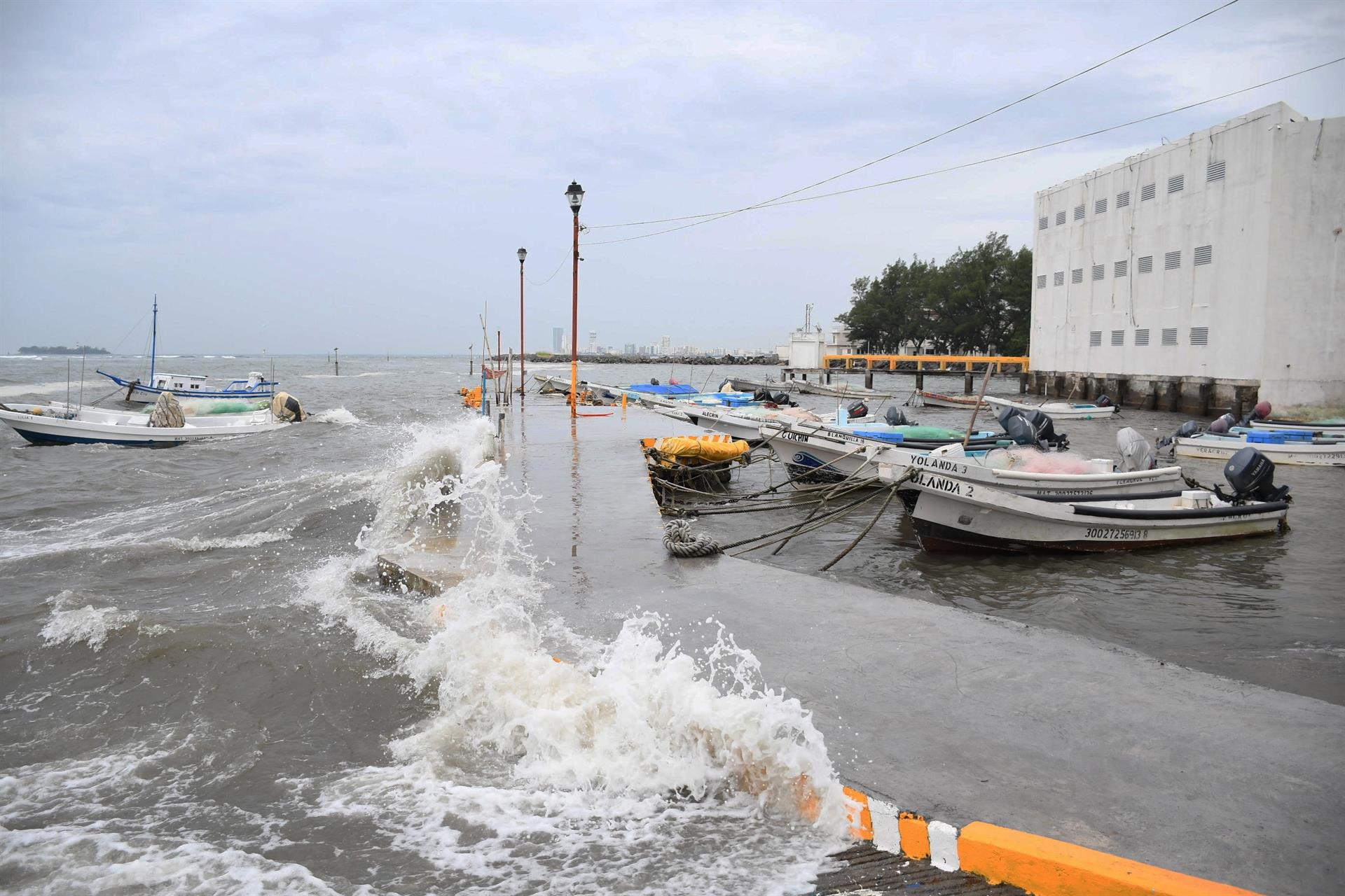 Fotografía de un embarcadero antes de la llegada del huracán Grace en el Puerto de Veracruz (México). EFE/Miguel Victoria
