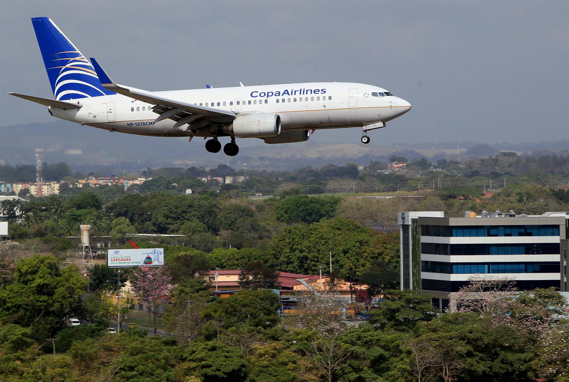 Fotografía de archivo donde se ve aterrizando un avión de la aerolínea Copa Airlines. EFE/Alejandro Bolívar
