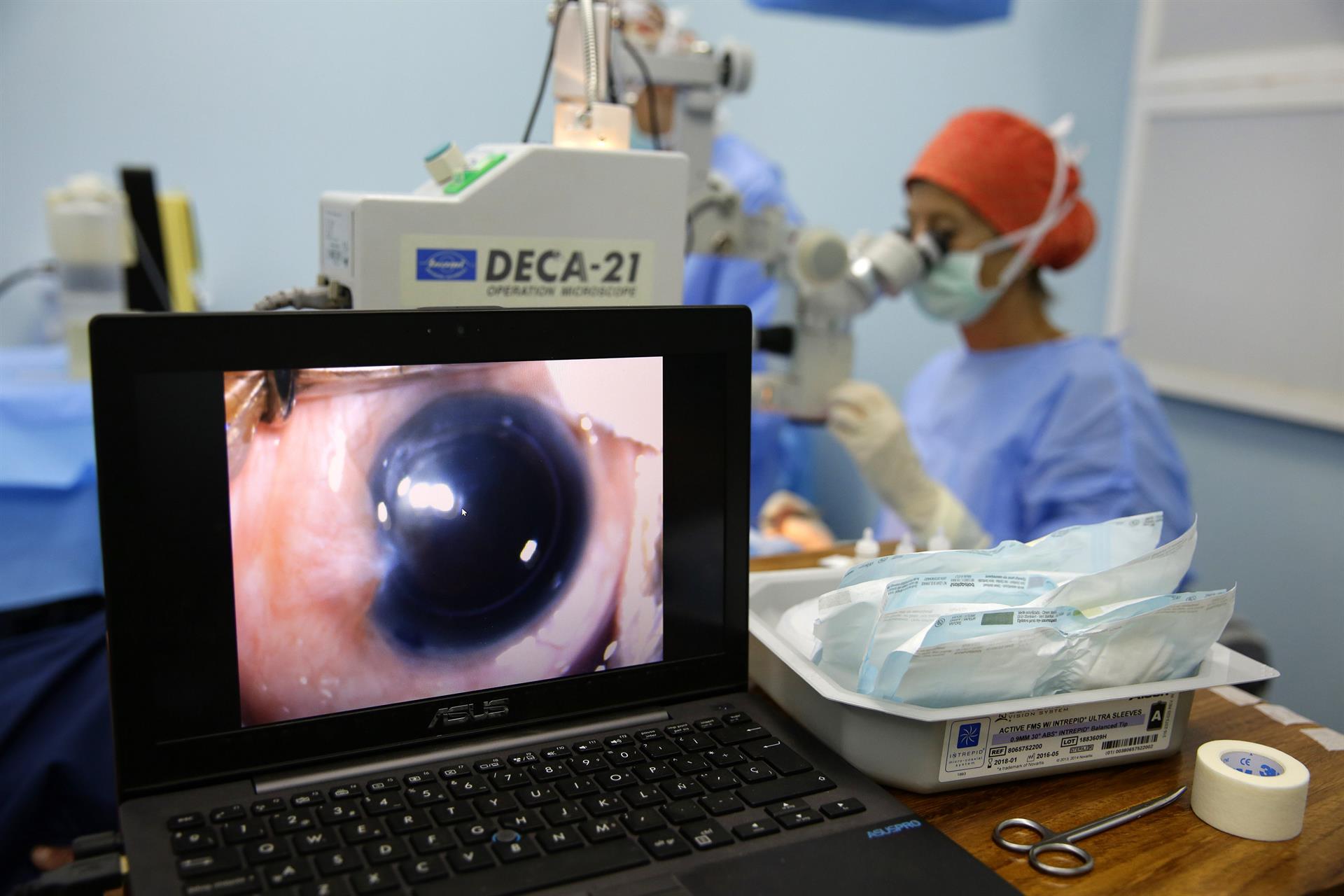 Miles de niños en EEUU tienen problemas de vista que no se detectan a tiempo Fotografía de archivo de una doctora que realiza una cirugía en los ojos, en EEUU. EFE/Oscar Rivera