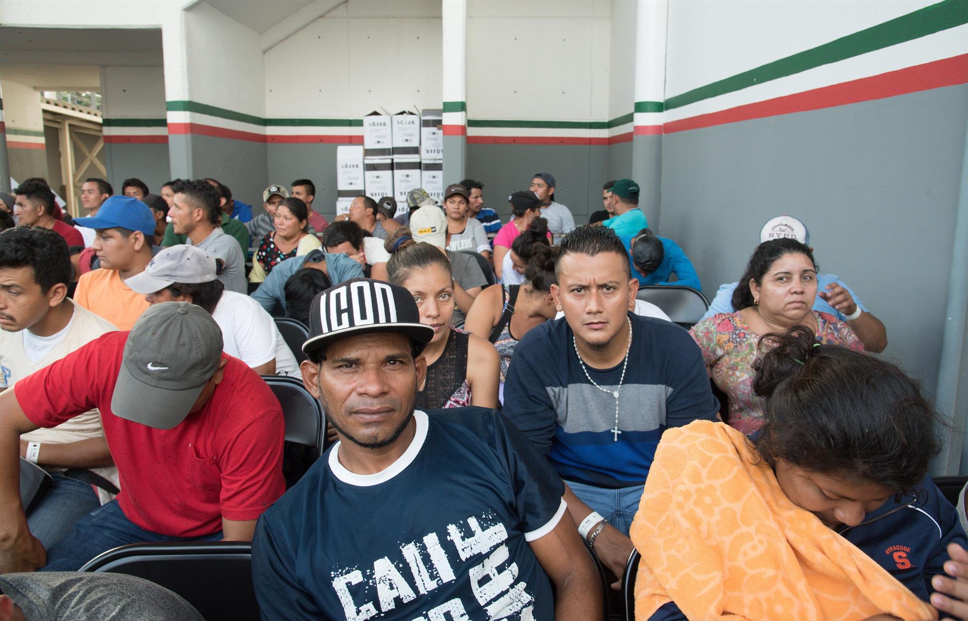Migrantes hondureños realizan tramites para ordenar su estancia en México en el municipio de Suchiate, en Chiapas (México). Imagen de archivo. EFE/Rodrigo Pardo
