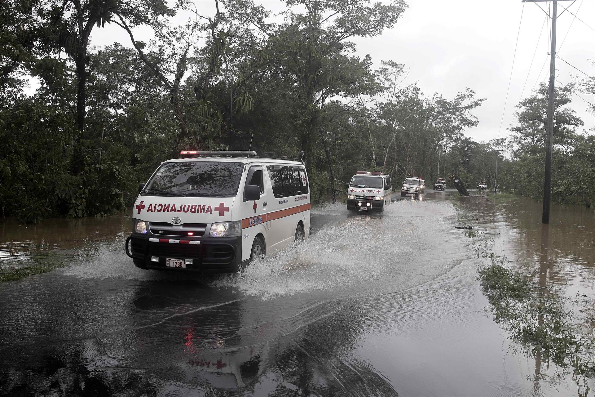 Fotografía de archivo de miembros de la Cruz Roja que pasan por una zona de peligro debido a las inundaciones provocadas por el huracán Otto, en la ciudad de Upala, en San Carlos, al norte de Costa Rica. EFE/Jeffrey Arguedas
