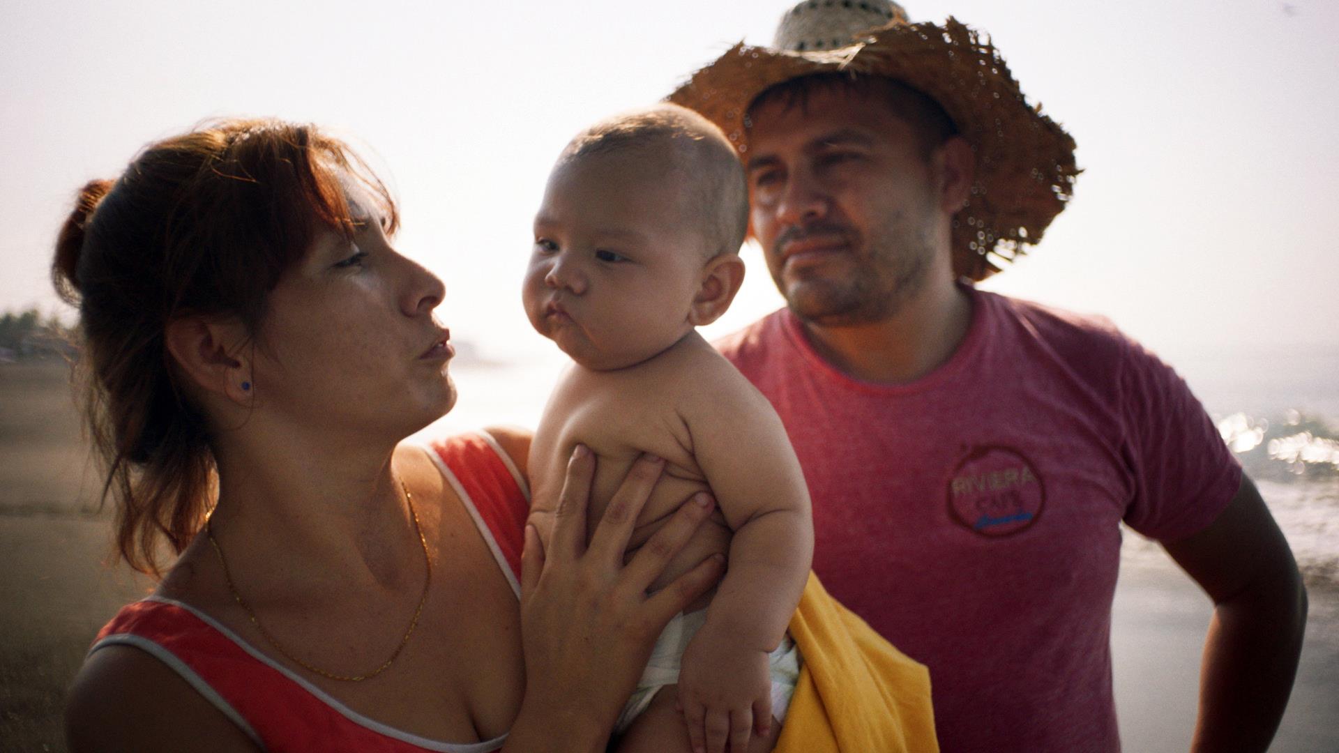 Fotograma cedido por Grumpy Squared donde aparece Débora Andrade Maraveles como la madre, Miguel Andrade como el bebé Sansón y Ramón Gómez Mejía como el padre, durante una escena de la película 