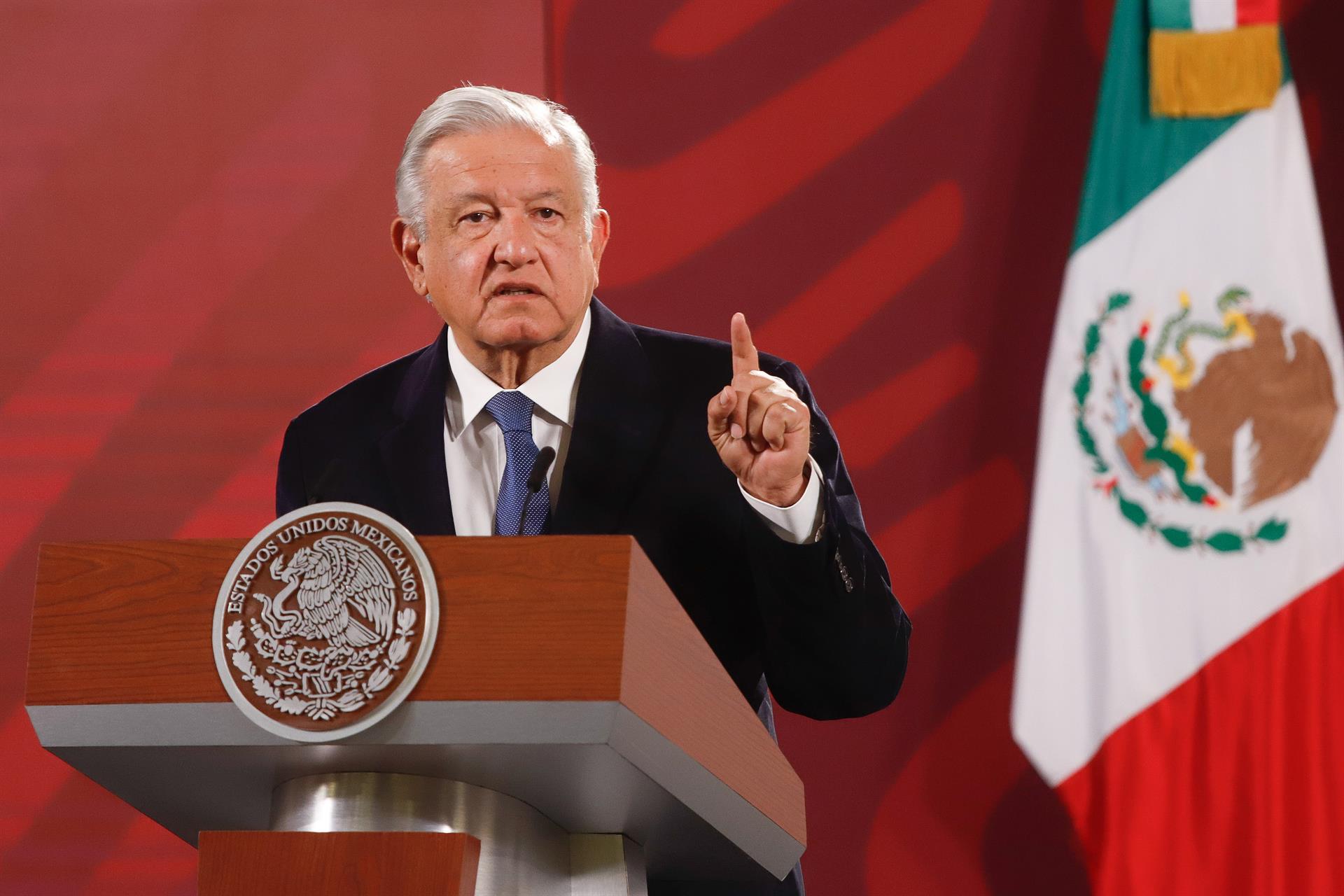 El presidente de México, Andrés Manuel López Obrador, habla durante su rueda de prensa diaria hoy, en el Palacio Nacional de la Ciudad de México (México). EFE/ Isaac Esquivel
