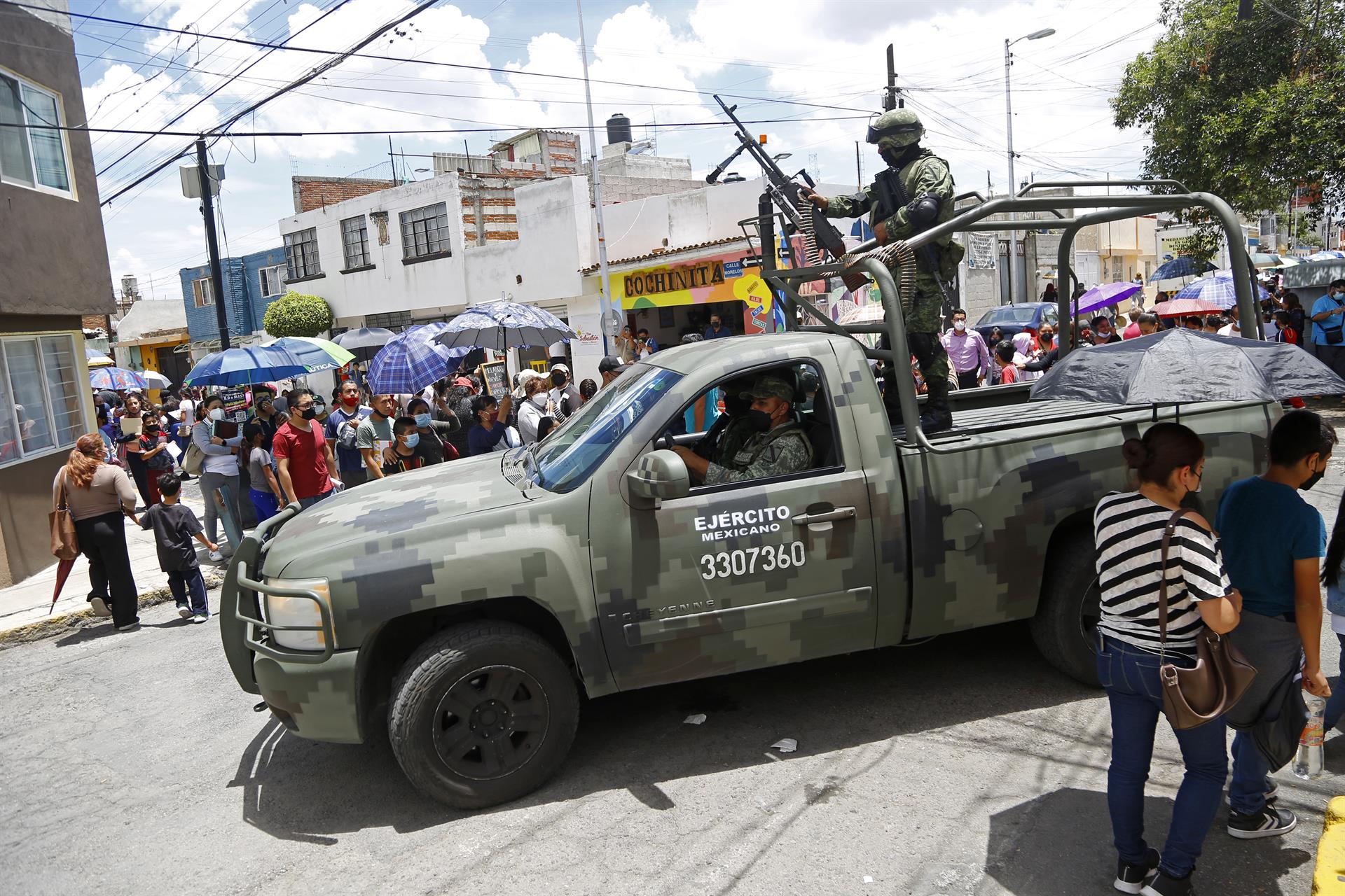 Miembros del ejército mexicano resguardan la zona donde se suscitó una balacera en un punto de vacunación anticovid, este martes en el estado de Puebla (México). EFE/Hilda Ríos
