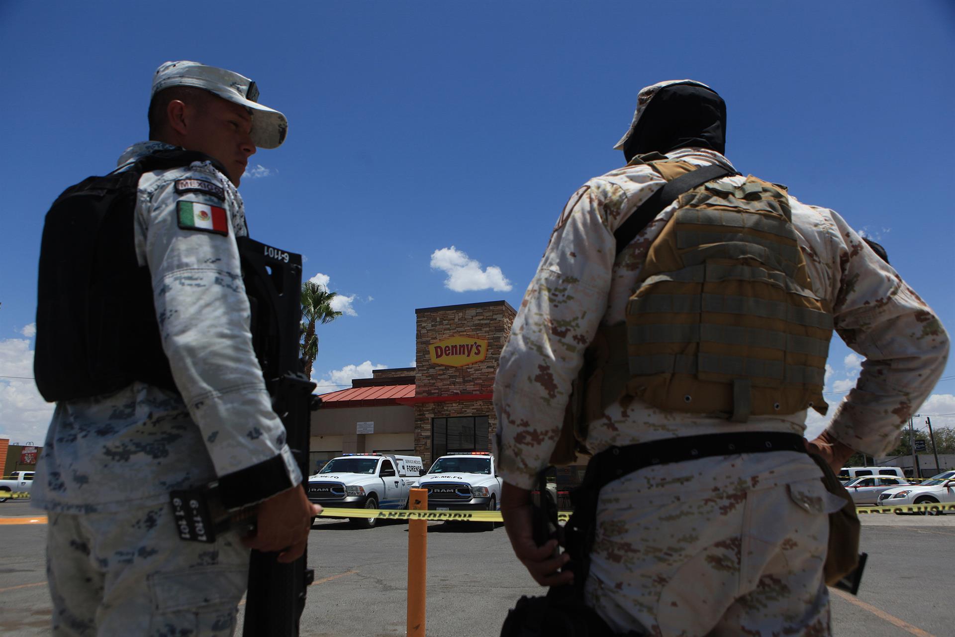 Integrantes de la Guardia Nacional (GN), resguardan la zona donde se cometió un crimen en Ciudad Juárez, estado de Chihuahua (México). Imagen de archivo EFE/Luis Torres
