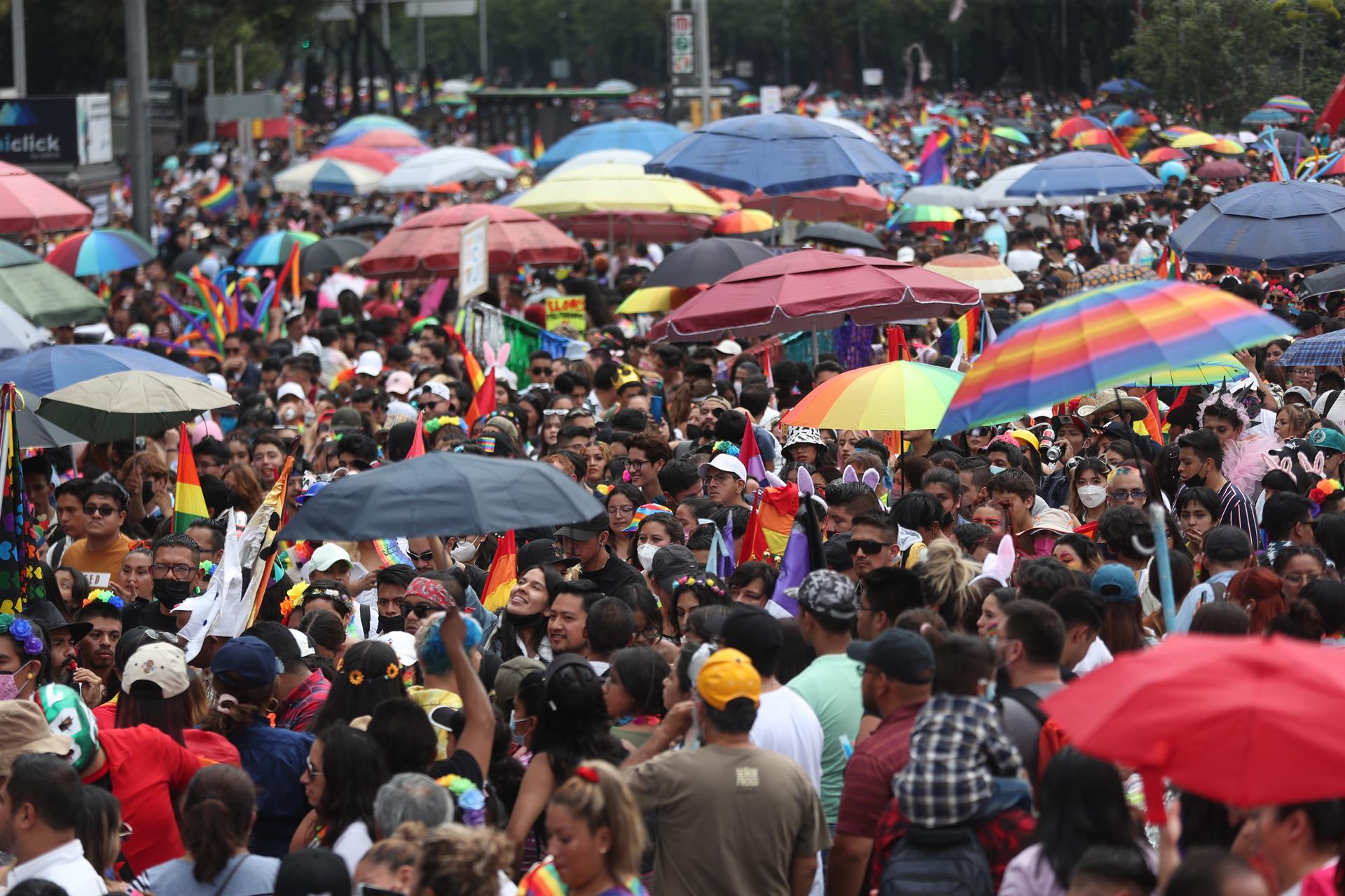 Miles de personas participaron en la marcha del orgullo LGBT+, el 25 de junio de 2022 en la Ciudad de México (México). EFE/Sáshenka Gutiérrez

