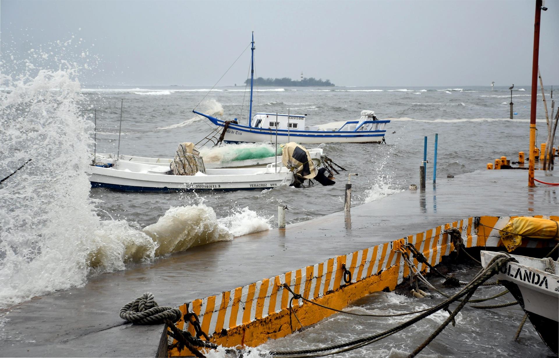 Fotografía de un embarcadero antes de la llegada de un huracán en el Puerto de Veracruz (México). Imagen de archivo. EFE/Miguel Victoria
