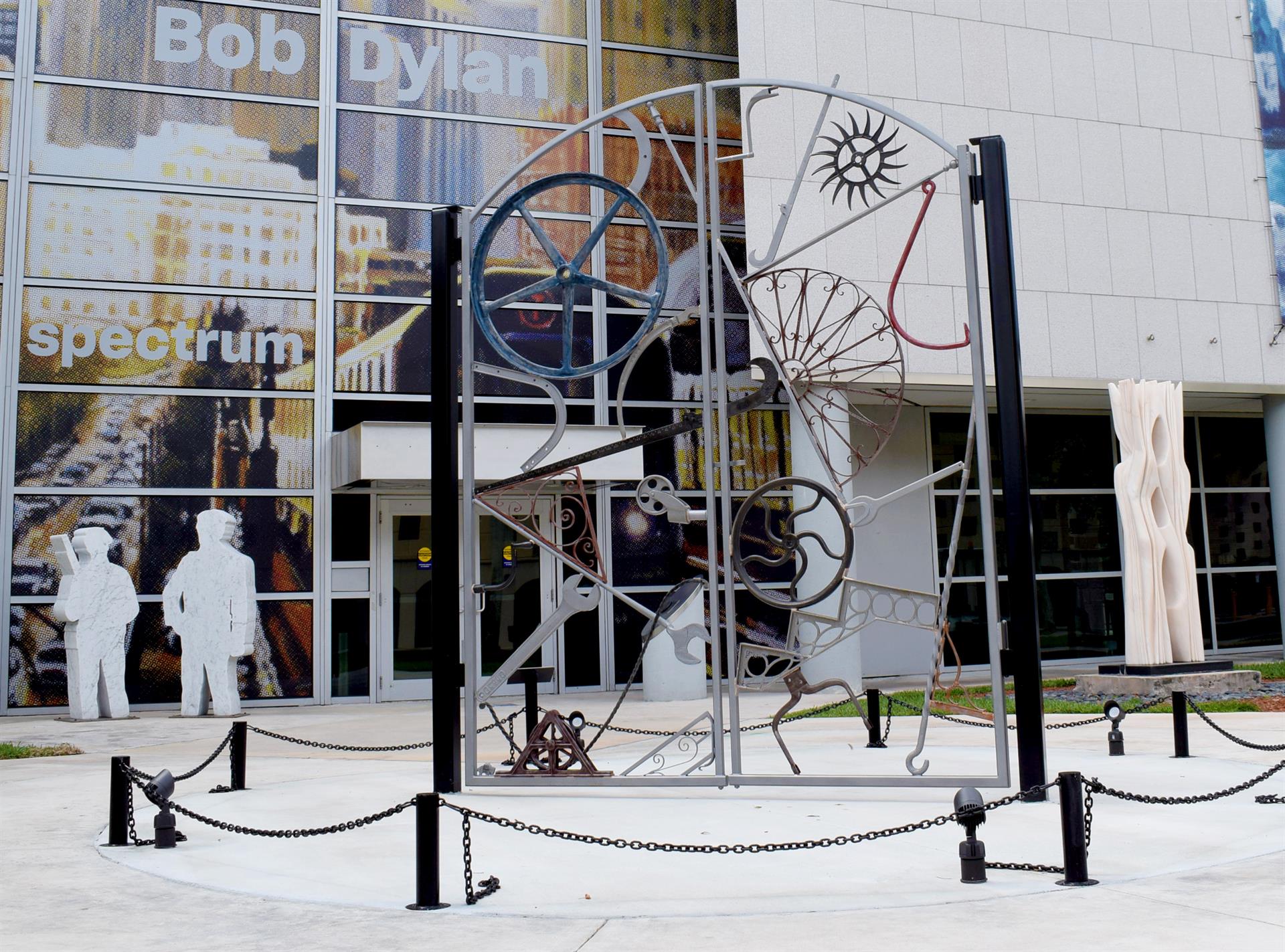 Fotografía divulgada por la Florida International University (FIU) donde se aprecia la escultura sin título de Bob Dylan, que tiene la forma de dos puertas y está hecha con hierro y objetos antiguos, hoy en Miami (EE. UU). EFE/FIU /SOLO USO EDITORIAL/NO VENTAS/SOLO DISPONIBLE PARA ILUSTRAR LA NOTICIA QUE ACOMPAÑA/CRÉDITO OBLIGATORIO
