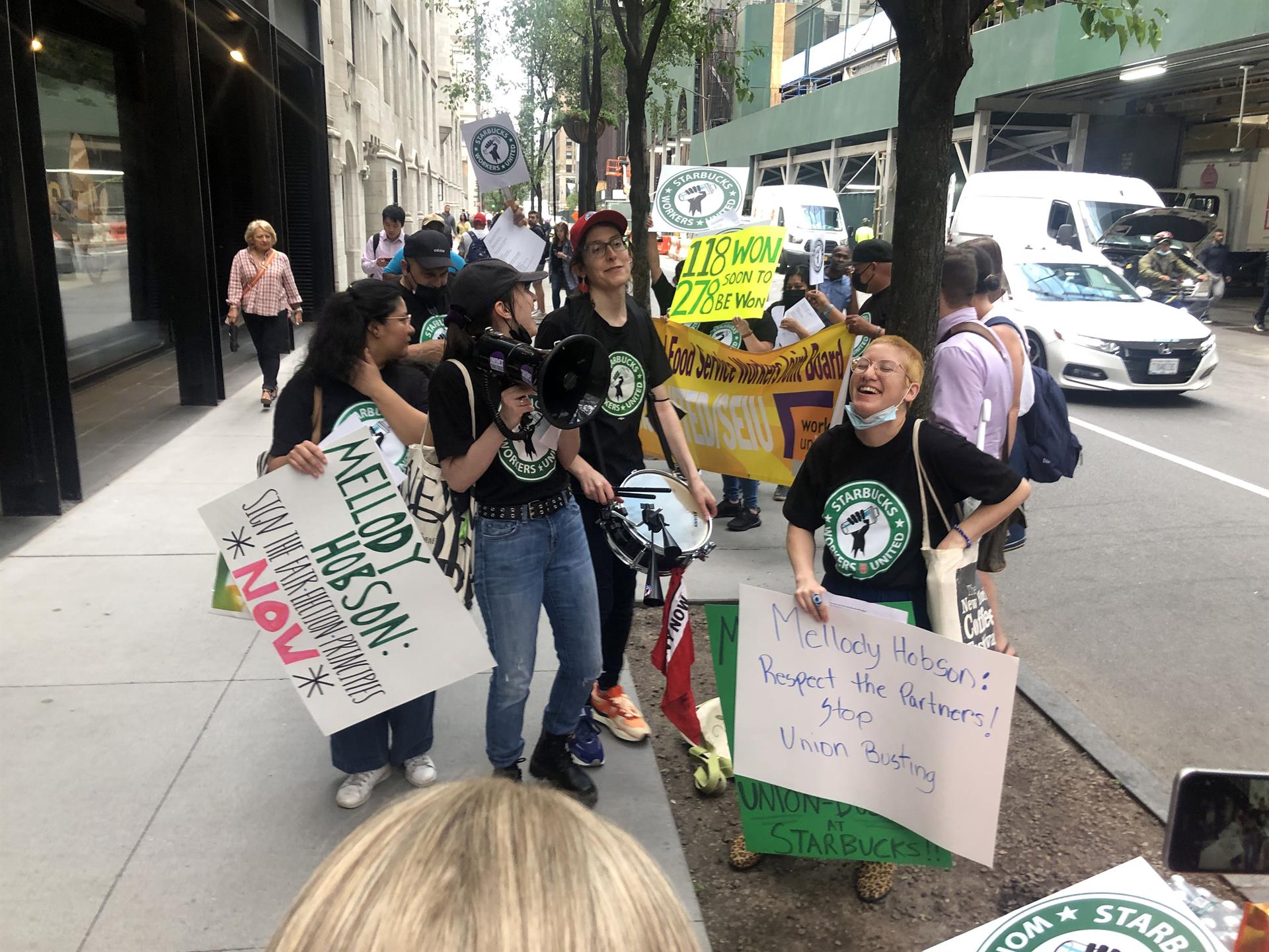 Miembros del sindicato Trabajadores Unidos de Starbucks protestan frente a las puertas del Museo de Arte Moderno (MoMA) hoy, en Nueva York (Estados Unidos). EFE/ Javier Otazu
