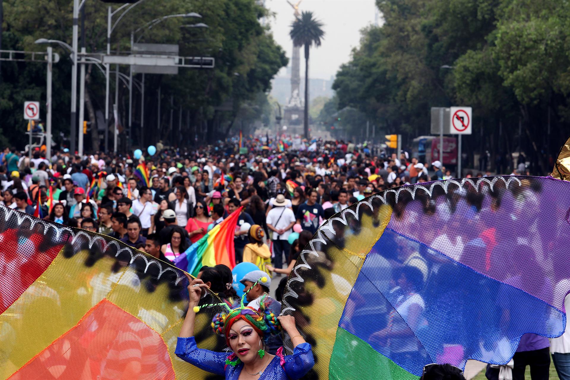 Fotografía de archivo fechada el 28 de junio de 2018, donde se observa a personas durante su participación en la marcha del orgullo LGBT,en Ciudad de México (México). EFE/Alex Cruz
