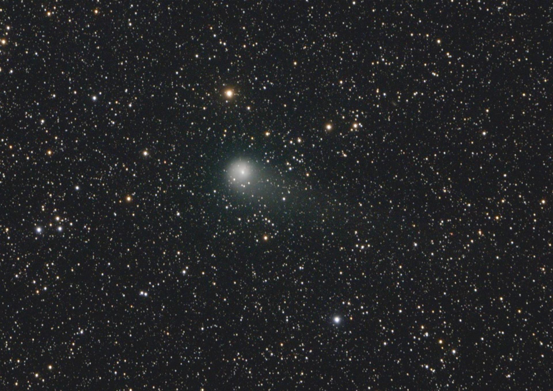 Fotografía cedida por la Sociedad de Astronomía del Caribe (SAC) donde se aprecia el cometa 